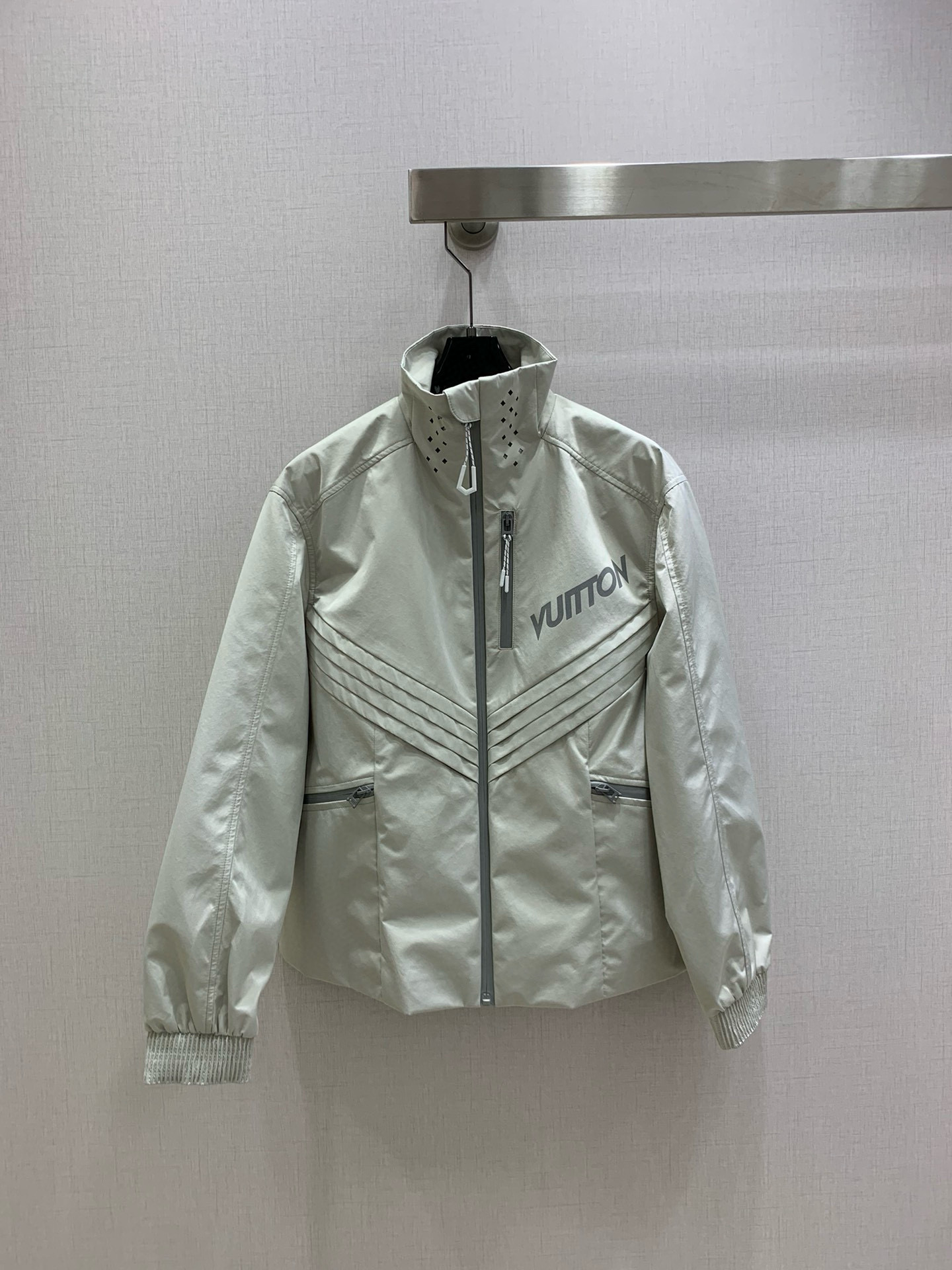 NO:499974,Highly recommended LV*2025 early autumn new style, stand-up collar zipper jacket, full of fashion, high-end custom V-family logo, awesome style, casual and free!  The color is beautiful and the texture is good!  Retro and fashionable Two colors SML code High quality ABC, louis vuitton, jackets & coats,alexander wang19860909强烈推荐 LV*2025早秋新款 立领拉链冲锋衣外套 时髦度爆棚 高级定制V家专属Logo 绝绝子的版型 随性洒脱！不旦颜色美,质感也敲好！复古又时尚 两个色 SML码 高品质ABC,,louis vuitton,jackets & coats,alexander wang,Women's clothing