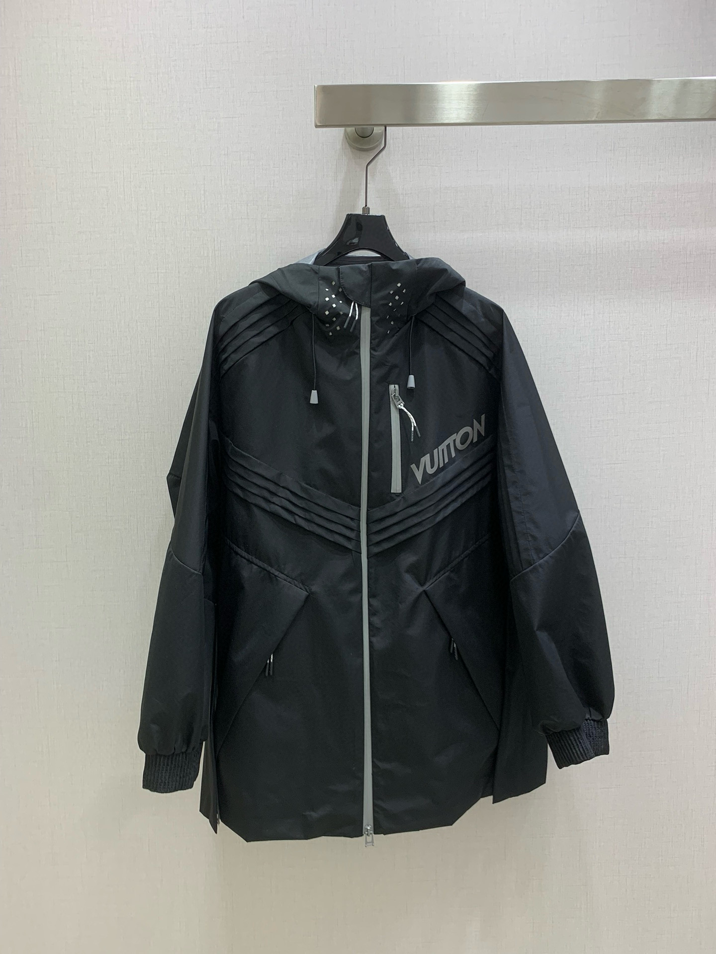 NO:499978,Highly recommended LV*2025 early autumn new style, hooded pocket jacket, overwhelming fashionable, high-end custom V-family logo, awesome style, casual and free!  The color is beautiful and the texture is good!  Retro and fashionable One color SML code High quality ABC, louis vuitton, jackets & coats,hats,alexander wang19860909强烈推荐 LV*2025早秋新款 连帽口袋冲锋衣外套 时髦度爆棚 高级定制V家专属Logo 绝绝子的版型 随性洒脱！不旦颜色美,质感也敲好！复古又时尚 一个色 SML码 高品质ABC,,louis vuitton,jackets & coats,hats,alexander wang,Women's clothing