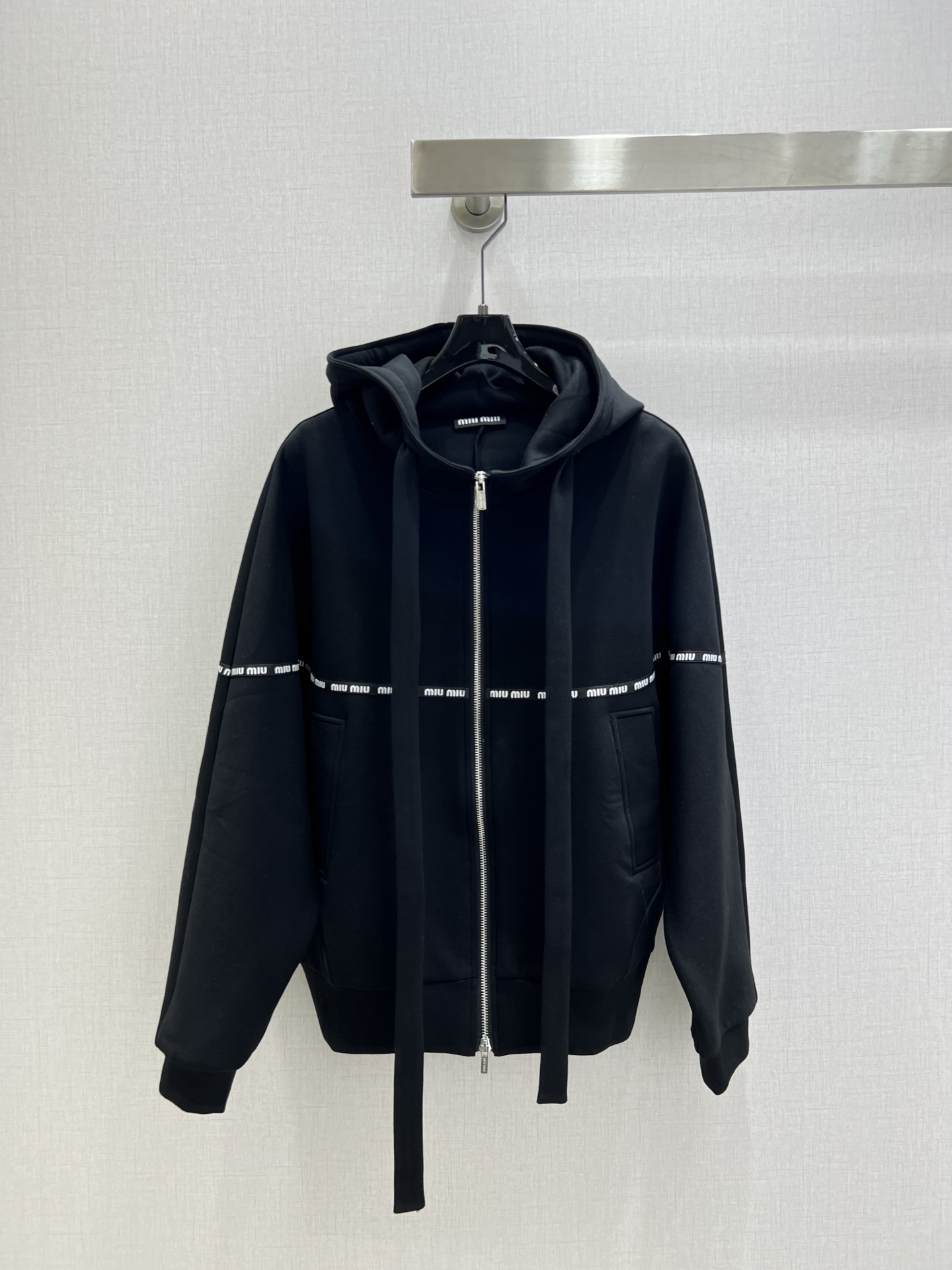 NO:499973,Highly recommended MIU*2025 early autumn new style hooded zipper jacket high-end production!  Clean and neat tailoring, online details, simple design without losing the sense of fashion, slightly loose style, with the effect of adjusting body proportions, fashionable and advanced, showing the style of INS bloggers!  Easy-going and handsome, customized fabrics, practical and texture coexist!  Little fairies!  Take action quickly!  Two colors SML code high quality ABC, miumiu, jackets & coats,hats,alexander wang19860909强烈推荐 MIU*2025早秋新款 连帽拉链外套 高版出品！干净利落的剪裁 细节在线 设计简约又不失时髦感 微宽松版型 自带调节身材比例的功效 时髦高级 尽显INS博主风！随性又帅气 定制面料 实穿与质感并存！小仙女们！赶快行动起来吧！两个色 SML码 高品质ABC,,miumiu,jackets & coats,hats,alexander wang,Women's clothing