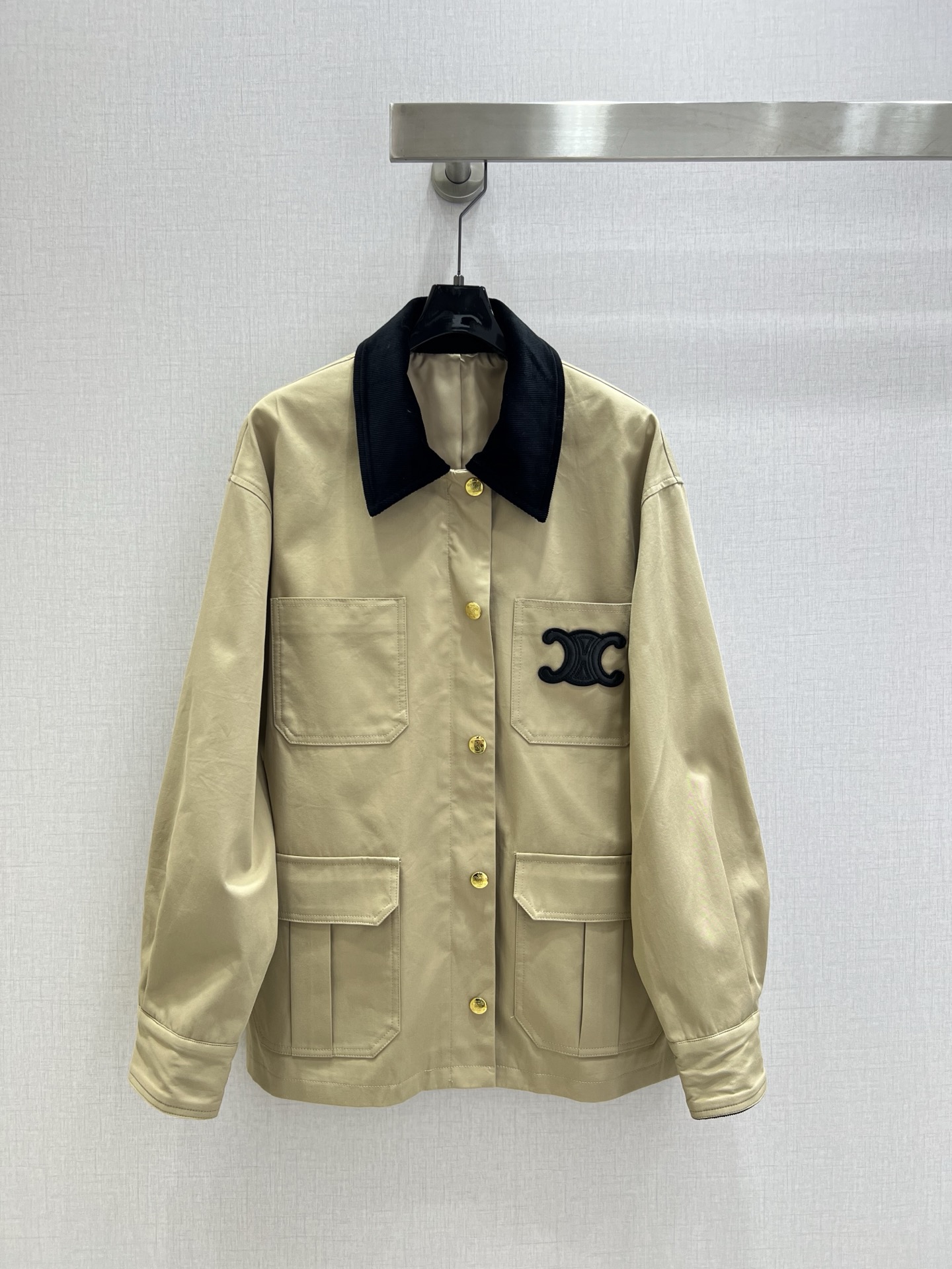 NO:499987,Highly recommended CEL*2025 early autumn new style, lapel pocket splicing jacket, classic and stylish, with its own aura, the fabric is very textured, fashionable and high-end, the color is super positive, the upper body looks white and slim, the series with a cool and handsome feeling, the upper body is full of aura, the length is just right, easy to control, two colors, SML code, high-quality ABC,, jackets & coats, alexander wang19860909强烈推荐 CEL*2025早秋新款 翻领口袋拼接外套 经典又有型 自带气场 面料质感很奈斯 时髦又高级 颜色超级正 上身显白又显瘦 自带酷帅感的系列 走路都带风上身气场全开 长度恰到好处 轻松驾驭 两个色 SML码 高品质ABC,,jackets & coats,alexander wang,Women's clothing