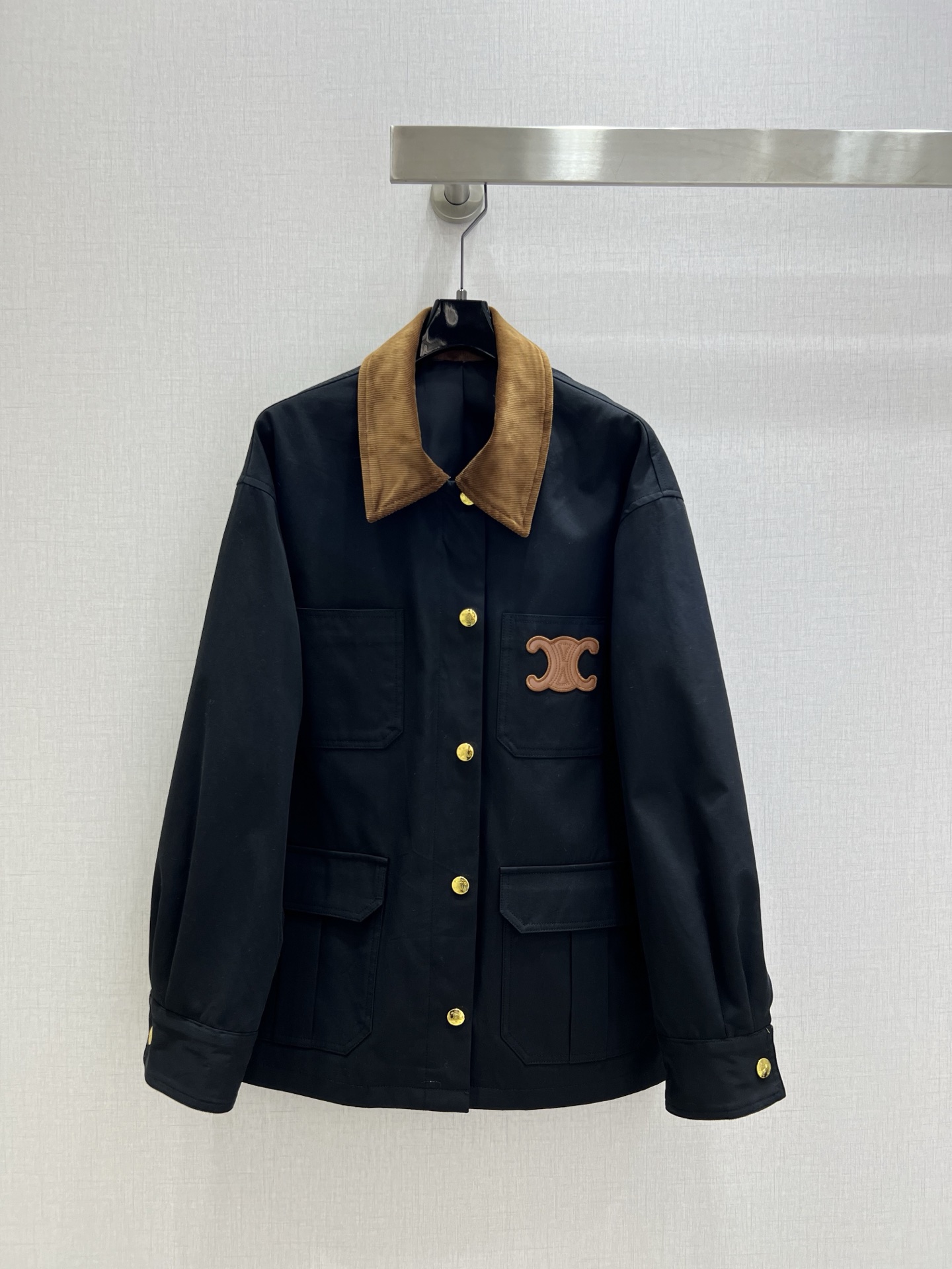 NO:499993,Highly recommended CEL*2025 early autumn new style, lapel pocket splicing jacket, classic and stylish, with its own aura, the fabric is very textured, fashionable and high-end, the color is super positive, the upper body looks white and slim, the series with a cool and handsome feeling, the upper body is full of aura, the length is just right, easy to control, two colors, SML code, high-quality ABC,, jackets & coats, alexander wang19860909强烈推荐 CEL*2025早秋新款 翻领口袋拼接外套 经典又有型 自带气场 面料质感很奈斯 时髦又高级 颜色超级正 上身显白又显瘦 自带酷帅感的系列 走路都带风上身气场全开 长度恰到好处 轻松驾驭 两个色 SML码 高品质ABC,,jackets & coats,alexander wang,Women's clothing