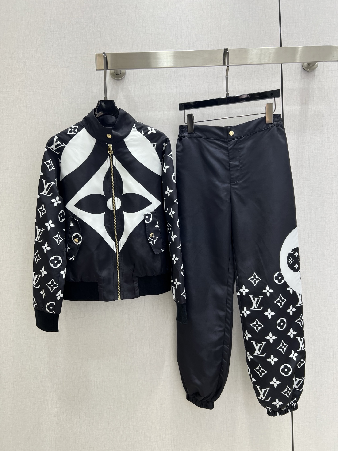 NO:500721,Highly recommended LV* 2025 early autumn new style, printed zippered trousers set, light fabric, special material with texture, every small detail is very important, just right sense of high-end, three-dimensional tailoring makes the upper body of the ready-to-wear more exquisite and fashionable. The real thing is so great!  One color SML code high quality ABC, louis vuitton,alexander wang19860909强烈推荐 LV*2025早秋新款 印花拉链长裤套装 轻薄面料 特殊材质有肌理感 每个小细节都非常注重 恰到好处的高级感 立体剪裁 让成衣上身更为精致洋气 实物太赞啦！一个色 SML码 高品质ABC,,louis vuitton,alexander wang,Women's clothing