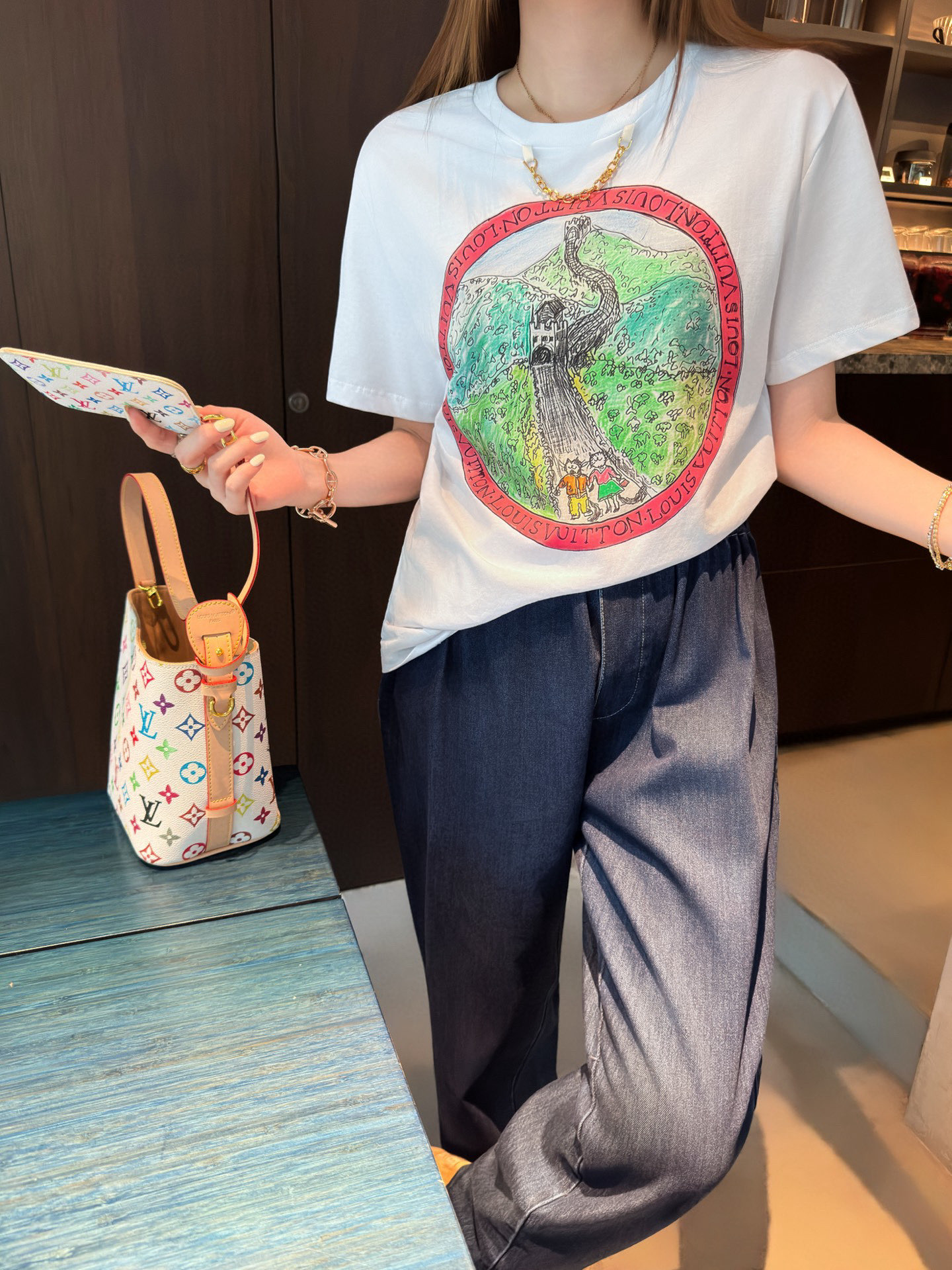 NO:501322,P, highly recommended, LV* early autumn new model, Great Wall Printed Chain Short-sleeved T-shirt, very high density and excellent feel, a really hard work style!  !  The details are perfect for regular style!  The upper body is not picky at all and is simple and generous, instantly improving temperament. Recommended hot products, one color SML code, high-quality ABC,,louis vuitton,T-shirt,tees,t-shirt,alexander wang19860909P,强烈推荐 LV*早秋新款 长城印花链条短袖T恤 密度很高手感超好 真的费劲心血的一款！！细节完美常规版型！上身完全不挑人简单大方,瞬间提升气质 爆款推荐,一个色 SML码 高品质ABC,,louis vuitton,T-shirt,tees，t-shirt,alexander wang,Women's clothing