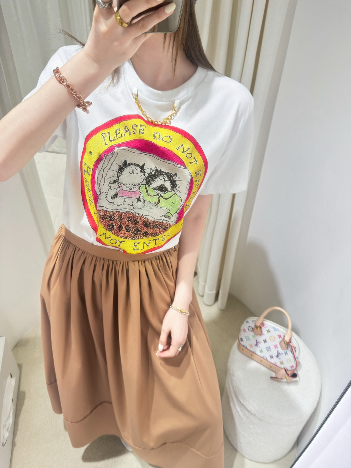 NO:501305,Highly recommended LV* early autumn new style cat printed chain short-sleeved T-shirt, very high density and excellent feel. It is a really hard work style!  !  The details are perfect for regular style!  The upper body is not picky at all and is simple and generous, instantly improving temperament. Recommended hot products, two colors SML codes, high-quality ABC,,louis vuitton,T-shirt,tees,t-shirt,alexander wang19860909强烈推荐 LV*早秋新款 猫咪印花链条短袖T恤 密度很高手感超好 真的费劲心血的一款！！细节完美常规版型！上身完全不挑人简单大方,瞬间提升气质 爆款推荐,两个色 SML码 高品质ABC,,louis vuitton,T-shirt,tees，t-shirt,alexander wang,Women's clothing