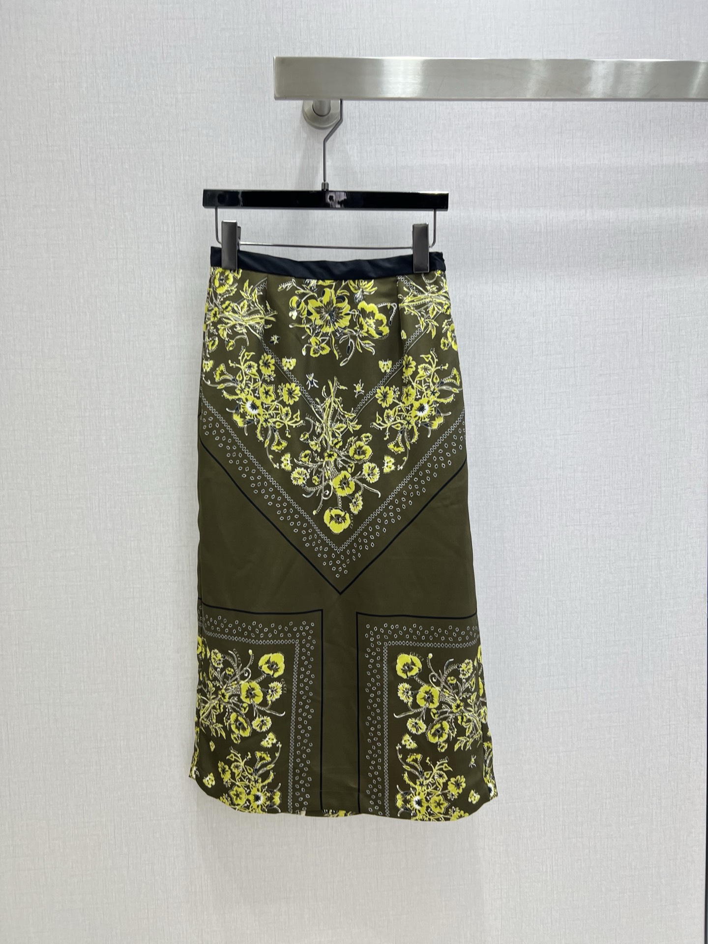 NO:501333,Highly recommended GUC*2025 early autumn new style, retro printed silk scarf shirt, retro printed long skirt, separate batches, penetrating printing, simple and high luxury, the whole dress is made very finely!  Simple and clear style at a glance, beautiful and beautiful, low-key and eye-catching, this must be chosen. One color SMLXL code, high quality long skirt ABC, gucci, skirts, shirts, alexander wang19860909强烈推荐 GUC*2025早秋新款 复古印花丝巾衬衫复古印花长半裙 分开批 渗透印花 简约中流露出高奢 整件衣服做工更是非常精细！ 版型简单一目了然,美伦美幻 低调又要引人注目,必选这款 一个色 SMLXL码 高品质 长半裙ABC,,gucci,skirts,shirts,alexander wang,Women's clothing