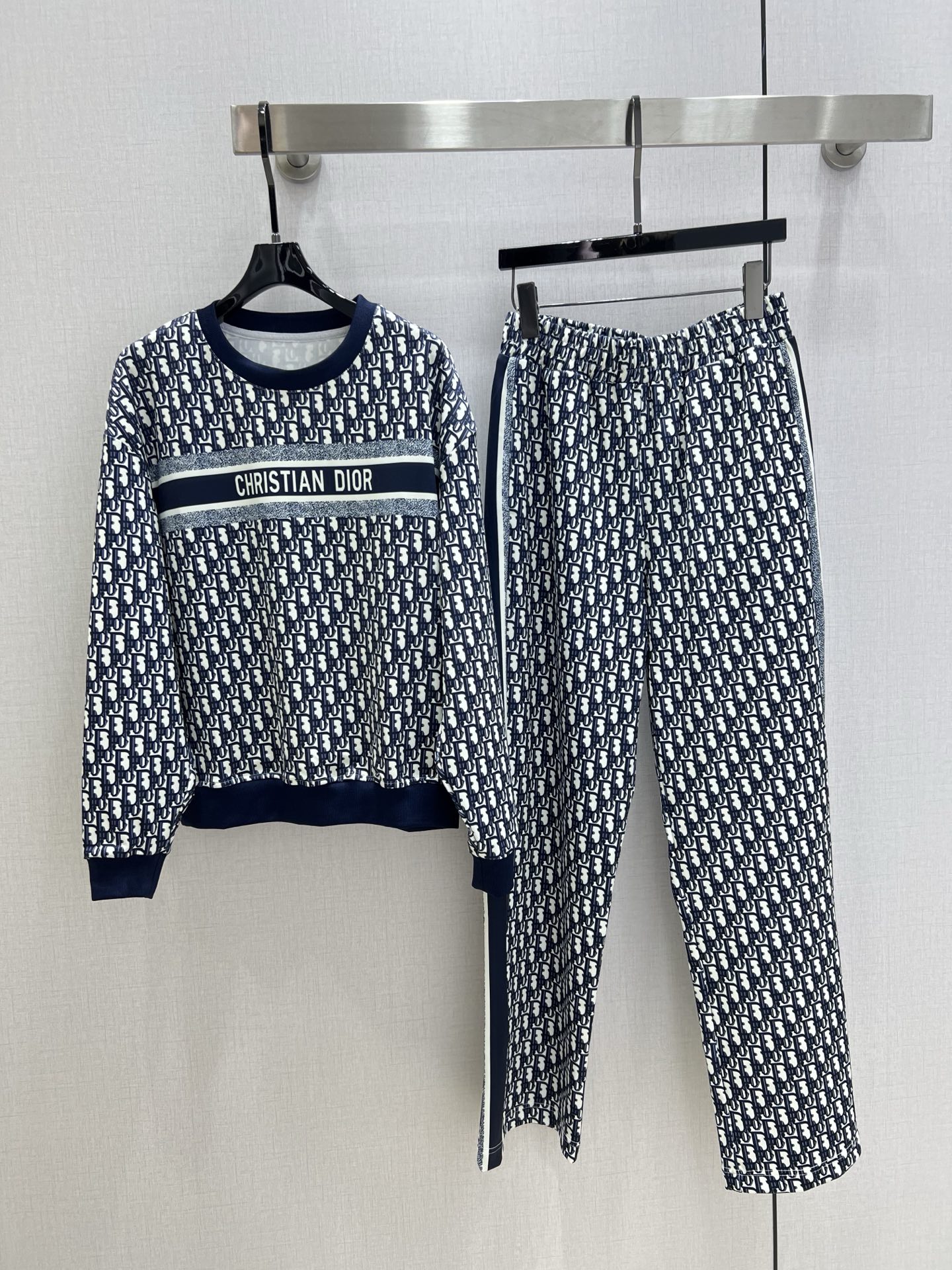 NO:501376,Highly recommended DIO*2025 early autumn new style, Roman printed round-neck trousers set, special material has a textured feel, every small detail pays great attention to the right sense of high-end, three-dimensional tailoring, making the upper body of the ready-to-wear more exquisite and fashionable. The real thing is so great!  One color SML code high quality ABC, dior, alexander wang19860909强烈推荐 DIO*2025早秋新款 罗马印花圆领长裤套装 特殊材质有肌理感 每个小细节都非常注重 恰到好处的高级感 立体剪裁 让成衣上身更为精致洋气 实物太赞啦！一个色 SML码 高品质ABC,,dior,alexander wang,Women's clothing