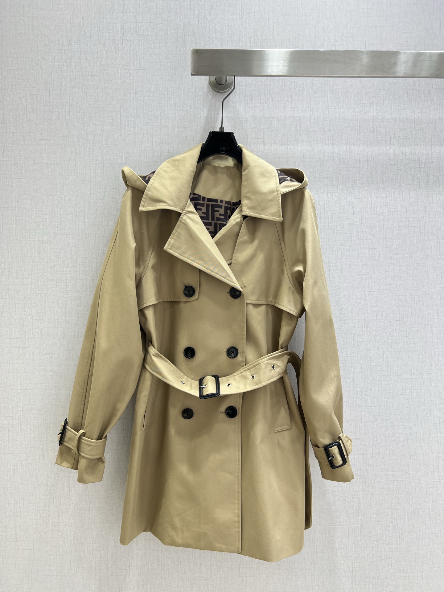 NO:501392,Highly recommended FEN*2025 early autumn new style, belt windbreaker long-sleeved jacket, British style, classic design, exquisite and capable and decent upper body, easy to match!  The customized imported fabric is quite crisp and stylish, full of high-end feel. It is full of texture and fashionable. It is recommended to buy it!  Workmanship quality depends on details Two colors SML code High-quality ABC, fendi, jackets & coats, alexander wang19860909强烈推荐 FEN*2025早秋新款 腰带风衣长袖外套 英伦风气质 经典款设计 上身精致又干练得体,搭配起来随心应手！定制的进口面料挺括有型 满满的高级感.质感十足,时尚潮流 ,推荐入手！ 做工品质看细节 两个色 SML码 高品质ABC,,fendi,jackets & coats,alexander wang,Women's clothing