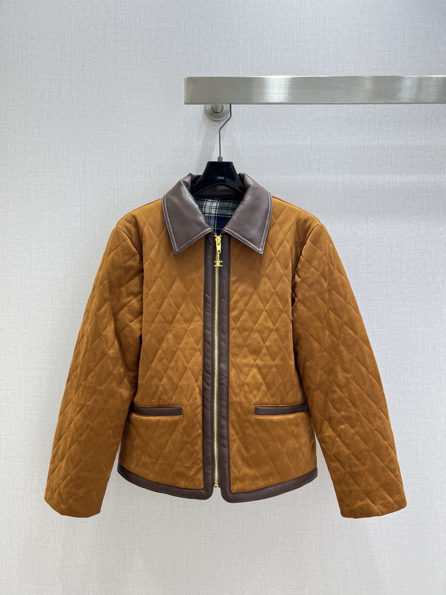 NO:501342,Highly recommended CEL*2025 early autumn new style diamond cotton jacket zipper jacket 30 wool 30 people silk Simple and elegant very high-end imported texture Look carefully at the details The upper body is very cool, clean and elegant, improve temperament~~Full according to the level of high-quality ready-to-wear, I can't help but love it. A must-have item for temperament MMs One color SML code High-quality AB,, jackets & coats, alexander wang19860909强烈推荐 CEL*2025早秋新款 菱格棉服拉链外套 30羊毛 30人丝 简洁大气 非常高级的进口质地 仔细看细节 上身非常飒 干净有品 提气质~~完全按照高定成衣水准 无法不爱 气质MM必入单品 一个色 SML码 高品质AB,,jackets & coats,alexander wang,Women's clothing