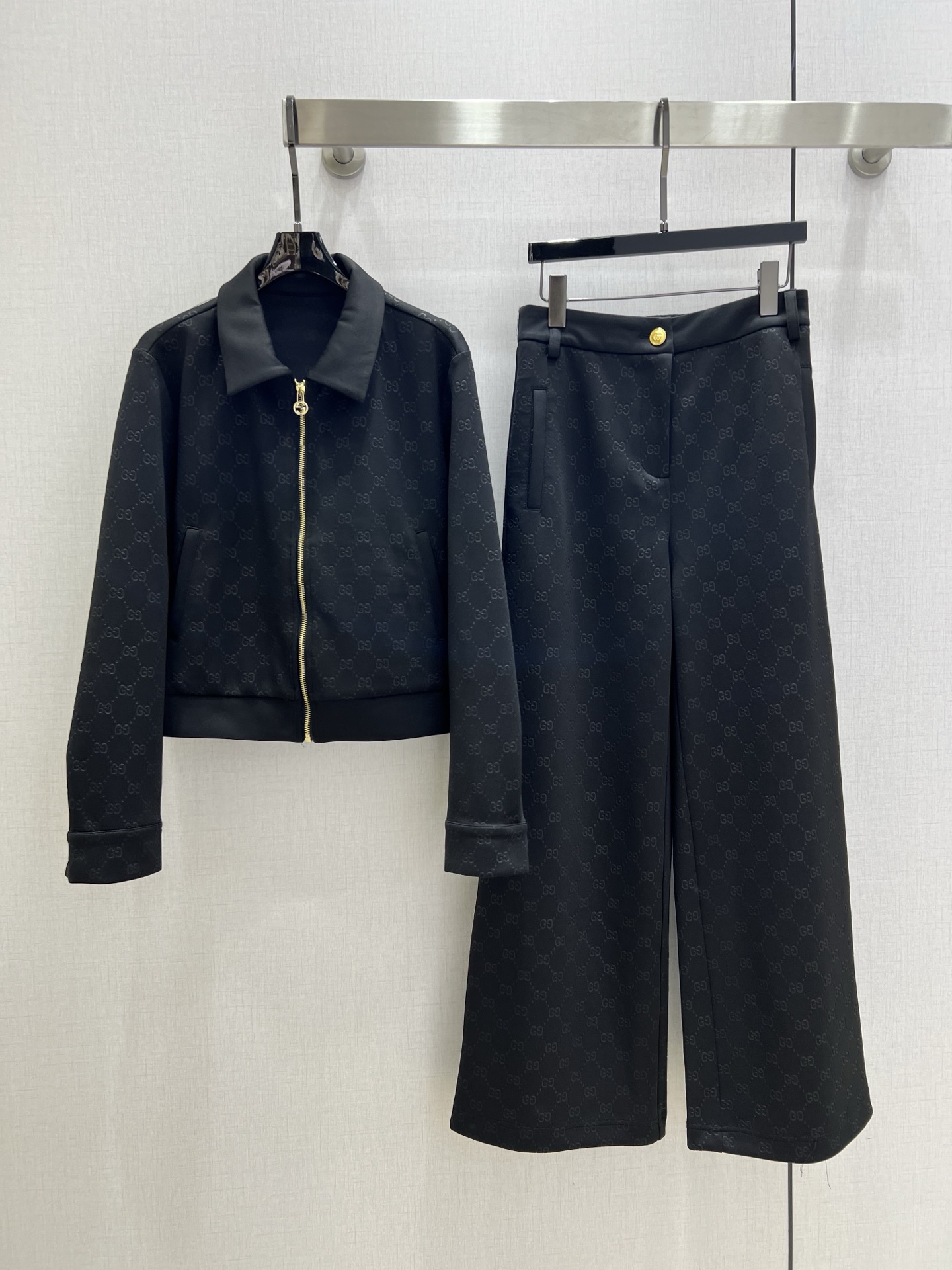 NO:501360,Highly recommended GUC*2025 early autumn new style jacquard lapel trousers set, which makes the upper body look slimmer and enhances the fashionableness, and is an elegant and elegant item. A must-have for the wardrobe!  Workmanship quality depends on details. Two colors SML code high-quality ABC, gucci, alexander wang19860909强烈推荐 GUC*2025早秋新款 提花翻领长裤套装 上身显瘦又提升时髦度,优雅气质单品.衣橱必备！做工品质看细节.两个色 SML码 高品质ABC,,gucci,alexander wang,Women's clothing