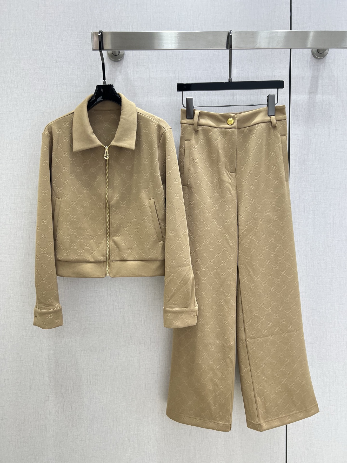 NO:501352,Highly recommended GUC*2025 early autumn new style jacquard lapel trousers set, which makes the upper body look slimmer and enhances the fashionableness, and is an elegant and elegant item. A must-have for the wardrobe!  Workmanship quality depends on details. Two colors SML code high-quality AB, gucci, alexander wang19860909强烈推荐 GUC*2025早秋新款 提花翻领长裤套装 上身显瘦又提升时髦度,优雅气质单品.衣橱必备！做工品质看细节.两个色 SML码 高品质AB,,gucci,alexander wang,Women's clothing