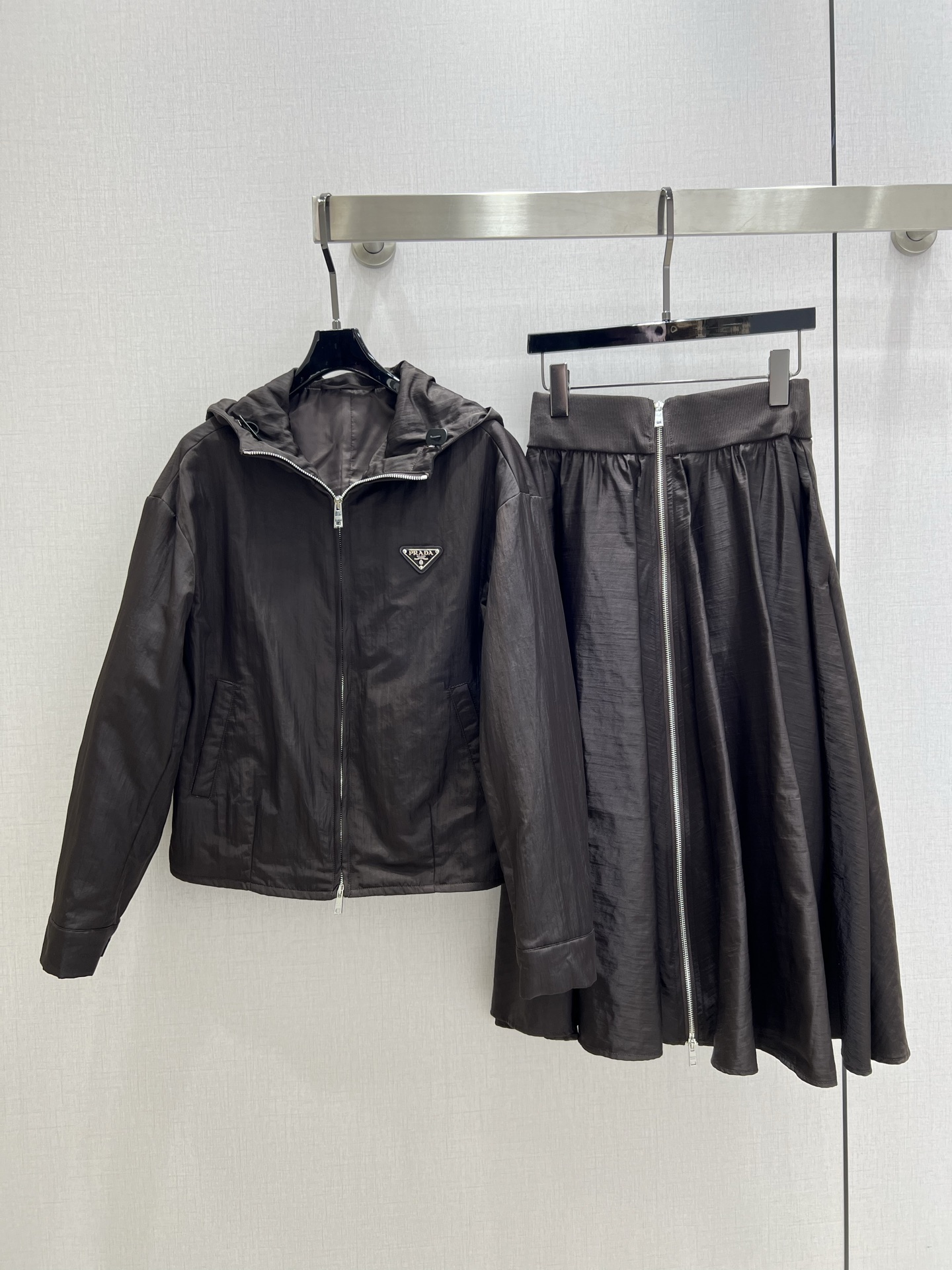 NO:501408,Highly recommended PRA* 2025 early autumn new style nylon hooded jacket nylon zipper long skirt. Take it separately!  Elegant and elegant design, solid color is very durable, perfectly divided body proportions, sweet and cool upper body, more temperament, essential items, one color, SMLXL code, high quality,,prada, skirts, jackets & coats,hats,alexander wang19860909强烈推荐 PRA*2025早秋新款 尼龙连帽外套尼龙拉链长半裙 分开拿！设计优雅大方 纯色非常耐看 完美分割身材比例 上身又甜又酷 更添气质 必备单品 一个色 SMLXL码 高品质外,,prada,skirts,jackets & coats,hats,alexander wang,Women's clothing