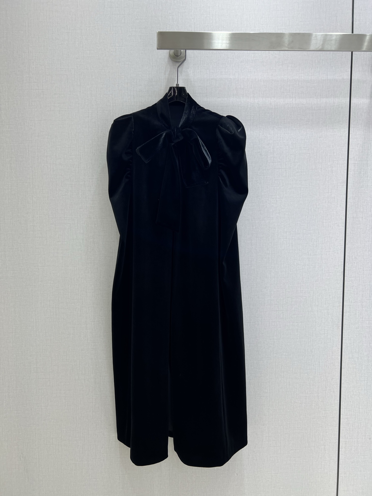 NO:501418,Highly recommended DIO*2025 early autumn new style velvet shawl jacket with a cool and handsome feeling. The fabric is super comfortable. The upper body is versatile and not picky. Daily outfits are easy to get fashionable. Super eye-catching. Full of cool and handsome feeling for age reduction. Everyday casual is good. SMLXL code. High-quality ABC,,dior, jackets & coats,shawls,alexander wang.19860909强烈推荐 DIO*2025早秋新款 丝绒披肩外套 自带酷帅御姐感 面料超舒适 上身百搭不挑人 日常穿搭轻松get时髦感 超级吸睛 满满的减龄酷帅感 日常休闲都不错 一个色 SMLXL码 高品质ABC,,dior,jackets & coats,shawls,alexander wang,Women's clothing