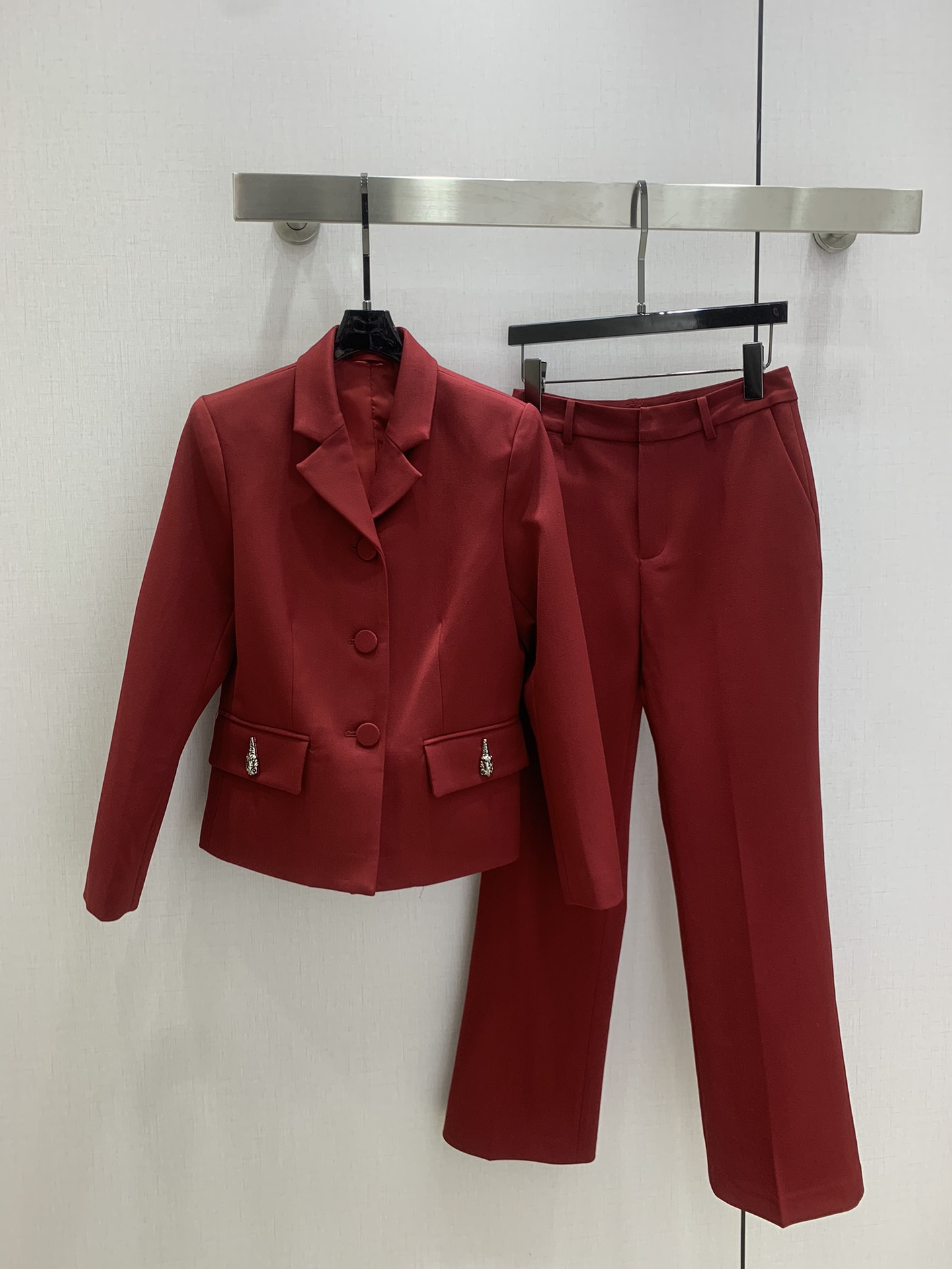 NO:563451,Highly recommended GUC* 2025 autumn and winter new style, double pocket suit jacket, line suit straight trousers, separate batches, simple and elegant suit suit, very high-end imported texture, look at the details carefully, the color is super right, the upper body is very cool, clean and classy, ​​improves temperament~~ Completely follows the level of high-end ready-to-wear, can't help but love, temperament MM must buy, one color, SMLXL code, high quality,, gucci, jackets & coats, business suit, alexander wang19860909强烈推荐 GUC*2025秋冬新款 双口袋西装外套线条西装直筒长裤 分开批 简洁大气的西装套装 非常高级的进口质地 仔细看细节 颜色超正上身非常飒爽 干净有品 提气质~~完全按照高定成衣水准 无法不爱 气质MM必入 一个色 SMLXL码 高品,,gucci,jackets & coats,business suit,alexander wang,Women's clothing