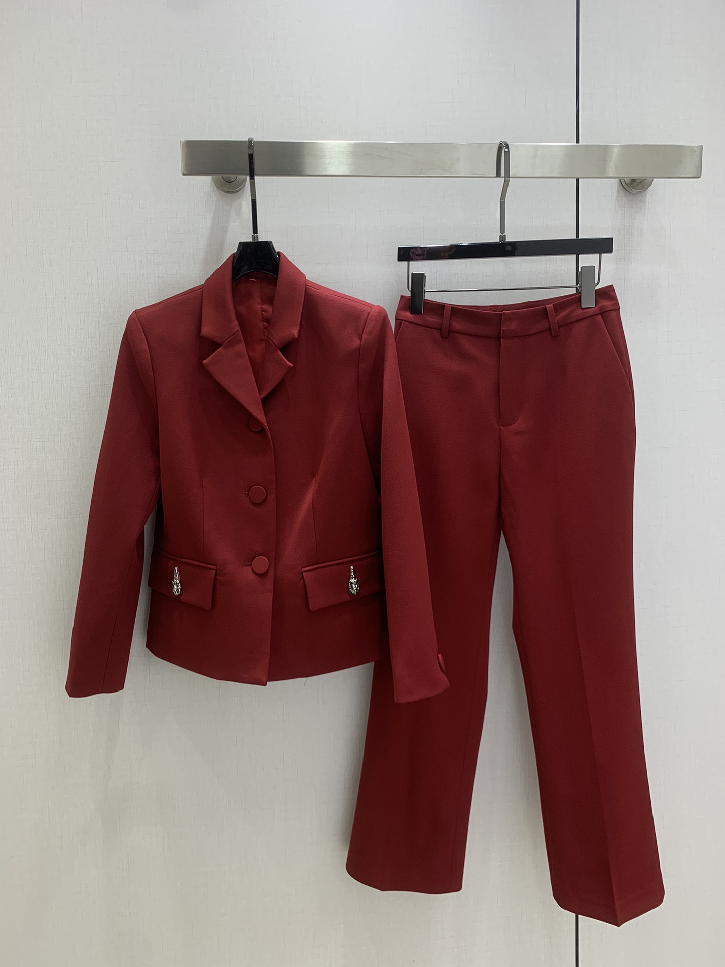 NO:563458,Highly recommended GUC* 2025 new autumn and winter style, double pocket suit jacket, line suit straight trousers, separate batches, simple and elegant suit suit, very high-end imported texture, look at the details carefully, the color is super correct, very cool, clean and classy, ​​improves temperament~~ It is completely in accordance with the level of high-end ready-to-wear. It is impossible not to love it. Temperament MM must buy one color, SMLXL code, high-quality jackets, gucci, jackets & coats, business suit, alexander wang19860909强烈推荐 GUC*2025秋冬新款 双口袋西装外套线条西装直筒长裤 分开批 简洁大气的西装套装 非常高级的进口质地 仔细看细节 颜色超正上身非常飒爽 干净有品 提气质~~完全按照高定成衣水准 无法不爱 气质MM必入 一个色 SMLXL码 高品质外套,,gucci,jackets & coats,business suit,alexander wang,Women's clothing