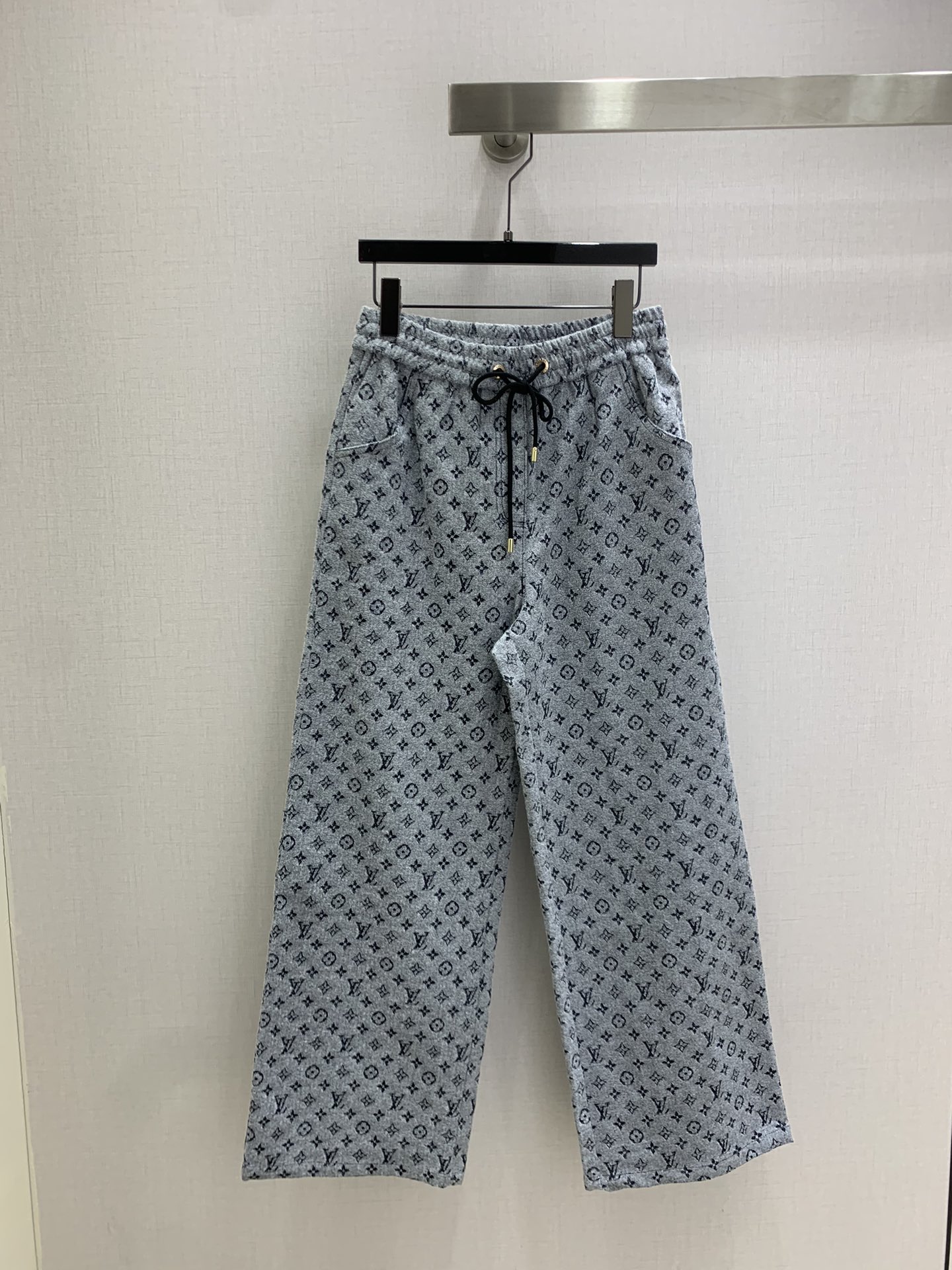 NO:563492,Highly recommended LV*2025 autumn and winter new style presbyopic drawstring straight trousers exudes high-end temperament and are more fashionable highlights. I also love the design. One color SML code high quality ABC, louis vuitton, alexander wang19860909强烈推荐 LV*2025秋冬新款 老花抽绳直筒长裤 散发着高级气质 同时更巨时髦亮点 设计也超级爱 一个色 SML码 高品质ABC,,louis vuitton,alexander wang,Women's clothing