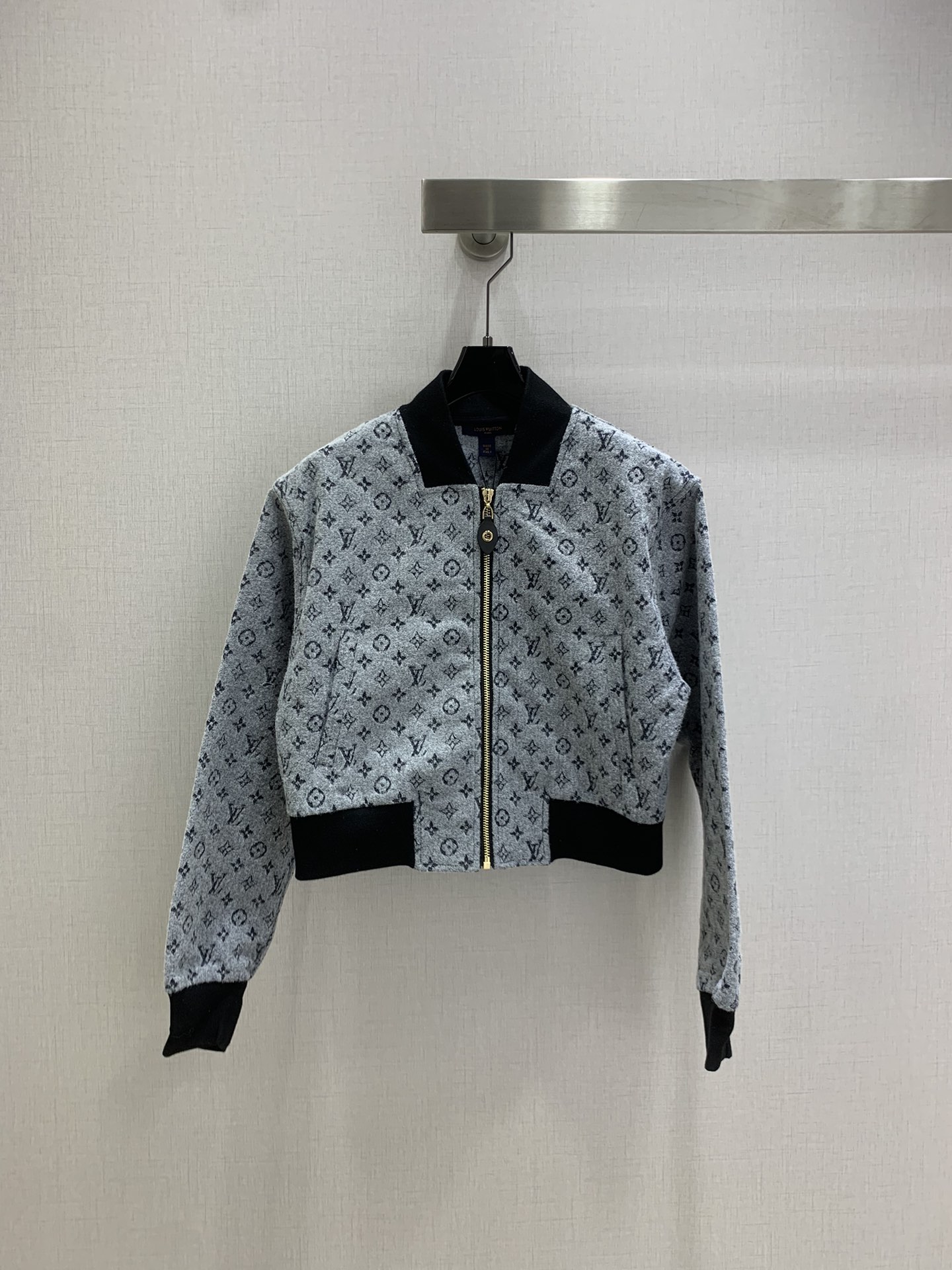 NO:563440,L family series classic presbyopic jacket exudes high-end temperament and is more fashionable. I also love the design. One color SML code. High quality ABC, Louis Vuitton, jackets & coats, jackets & coats, alexander wang19860909L家系列款经典老花夹克外套 散发着高级气质 同时更巨时髦亮点 设计也超级爱 一个色 SML码 高品质ABC,,louis vuitton,jackets & coats,jackets & coats,alexander wang,Women's clothing