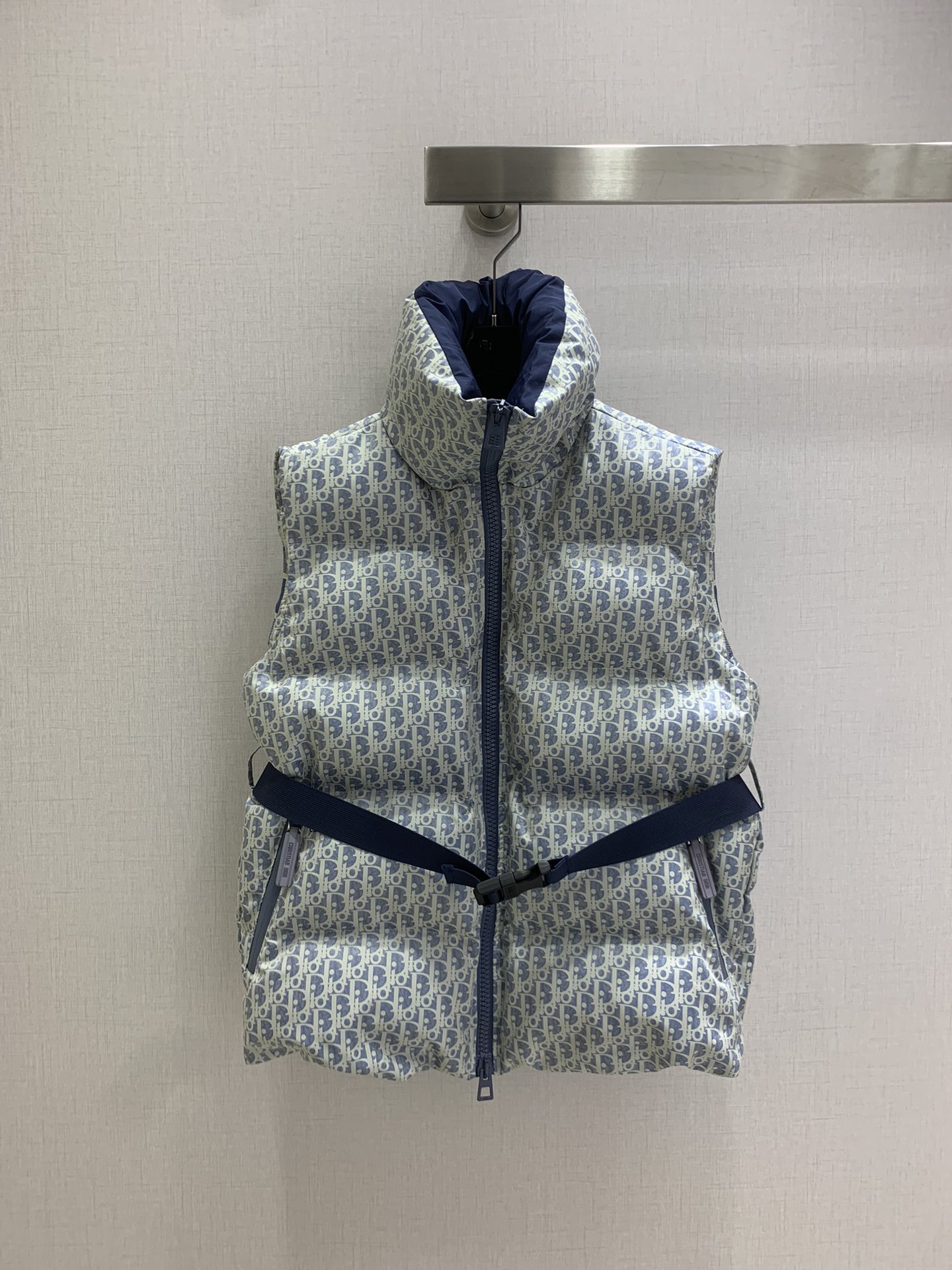 NO:563453,With dust bag, highly recommended DIO*2025 new autumn and winter presbyopia down jacket vest, low-key and high-end, classic shape, super warm, soft, delicate and extremely warm, thick, warm and super stylish. A must-have for winter, one color SML code, high quality ABC, dior, jackets & coats, down jacket, alexander wang19860909配防尘袋强烈推荐 DIO*2025秋冬新款 老花羽绒服马甲外套 低调又高级 经典造型 超保暖柔软细腻巨保暖的 厚实保暖超有型.冬季必备款 一个色 SML码 高品质ABC,,dior,jackets & coats,down jacket,alexander wang,Women's clothing