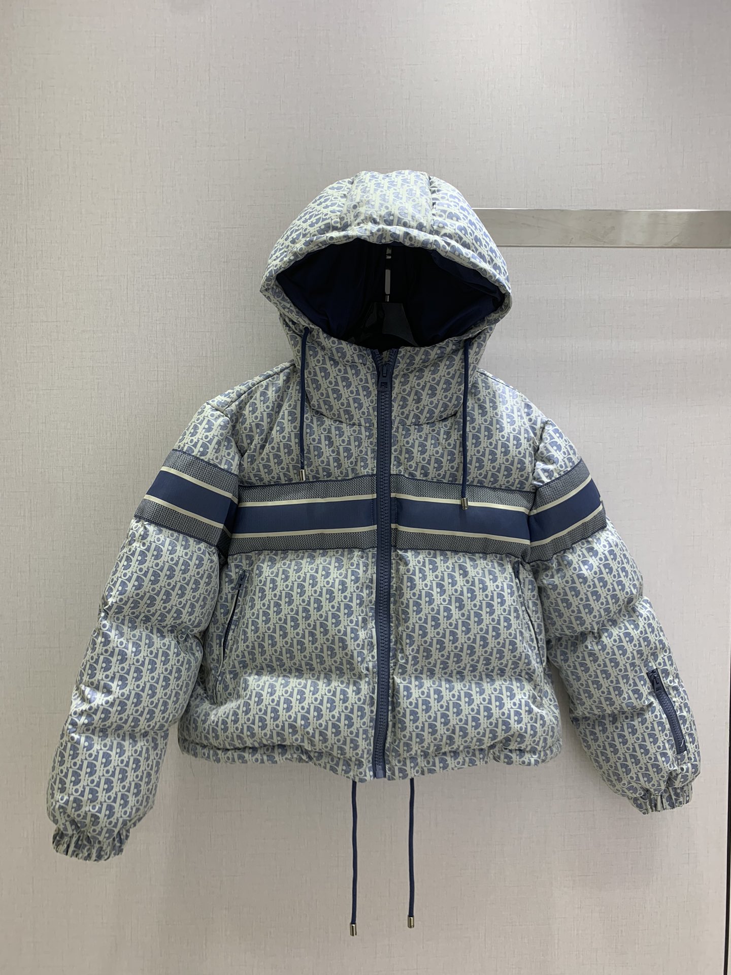 NO:563467,Comes with dust bag, highly recommended DIO*2025 new autumn and winter presbyopia down jacket hooded jacket, low-key and high-end, classic shape, super warm, soft, delicate and extremely warm, thick, warm and super stylish. A must-have for winter, one color SML code, high quality ABC, dior, jackets & coats, down jacket, hats, alexander wang19860909配防尘袋强烈推荐 DIO*2025秋冬新款 老花羽绒服连帽外套 低调又高级 经典造型 超保暖柔软细腻巨保暖的 厚实保暖超有型.冬季必备款 一个色 SML码 高品质ABC,,dior,jackets & coats,down jacket,hats,alexander wang,Women's clothing