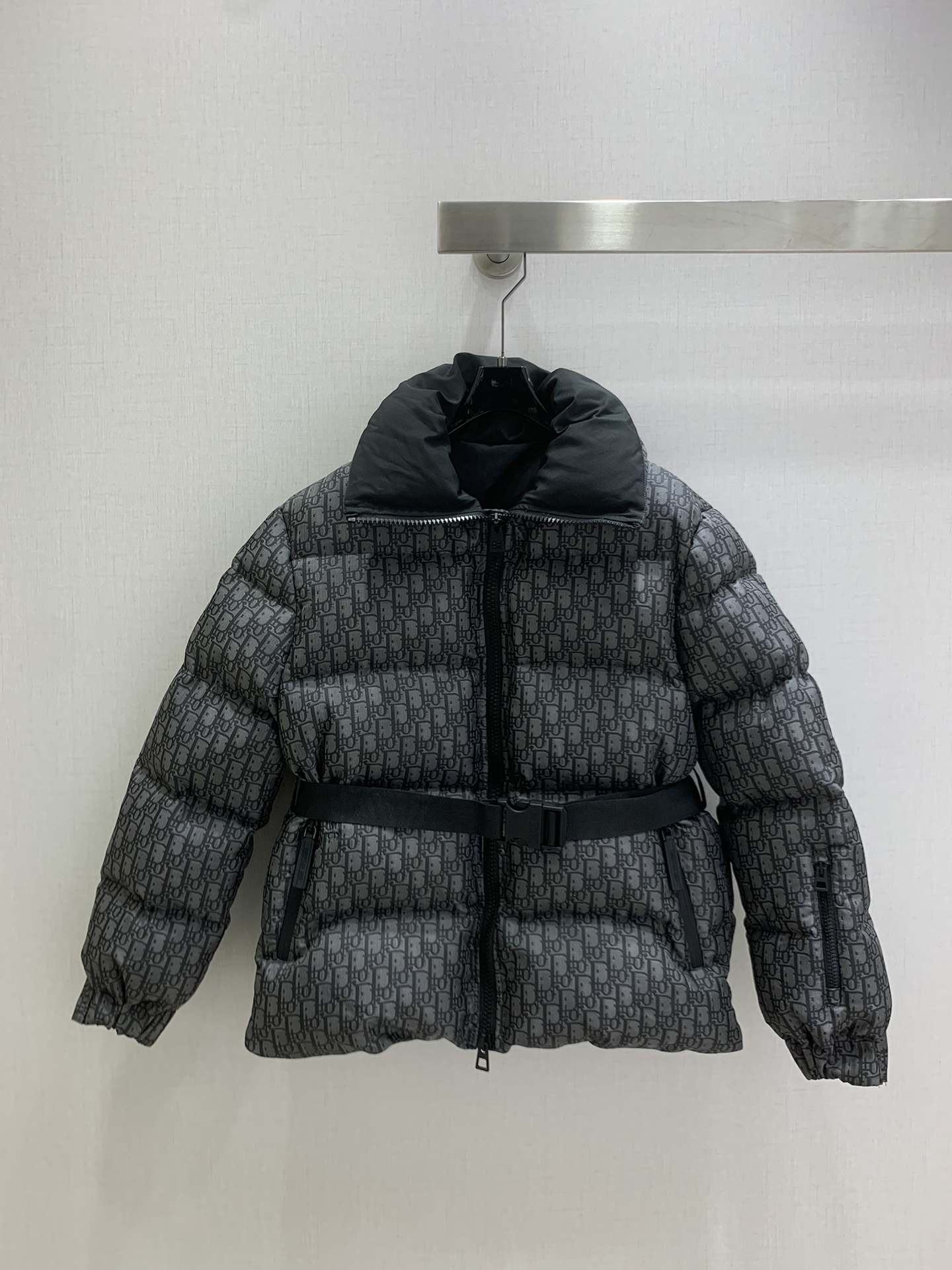 NO:563481,Comes with dust bag. Highly recommended. DIO*2025 new autumn and winter presbyopia down jacket with belt.  Low-key and high-end, classic style, super warm, soft, delicate, extremely warm, thick, warm and super stylish. A must-have for winter, two colors, SML code, high quality ABC, dior, jackets & coats, down jacket, alexander wang19860909配防尘袋强烈推荐 DIO*2025秋冬新款 老花羽绒服收腰外套 配腰带！低调又高级 经典造型 超保暖柔软细腻巨保暖的 厚实保暖超有型.冬季必备款 两个色 SML码 高品质ABC,,dior,jackets & coats,down jacket,alexander wang,Women's clothing