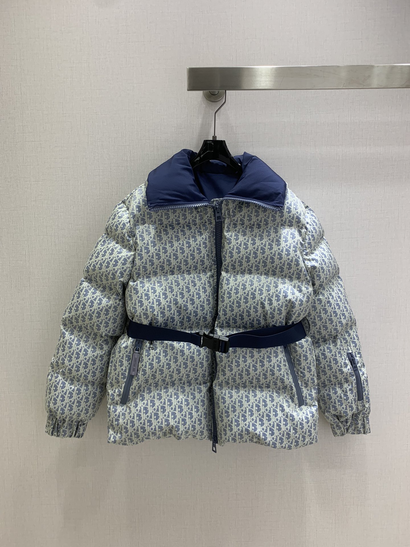 NO:563494,Comes with dust bag. Highly recommended. DIO*2025 new autumn and winter presbyopia down jacket with belt.  Low-key and high-end, classic style, super warm, soft, delicate, extremely warm, thick, warm and super stylish. A must-have for winter, two colors, SML code, high quality ABC, dior, jackets & coats, down jacket, alexander wang19860909配防尘袋强烈推荐 DIO*2025秋冬新款 老花羽绒服收腰外套 配腰带！低调又高级 经典造型 超保暖柔软细腻巨保暖的 厚实保暖超有型.冬季必备款 两个色 SML码 高品质ABC,,dior,jackets & coats,down jacket,alexander wang,Women's clothing