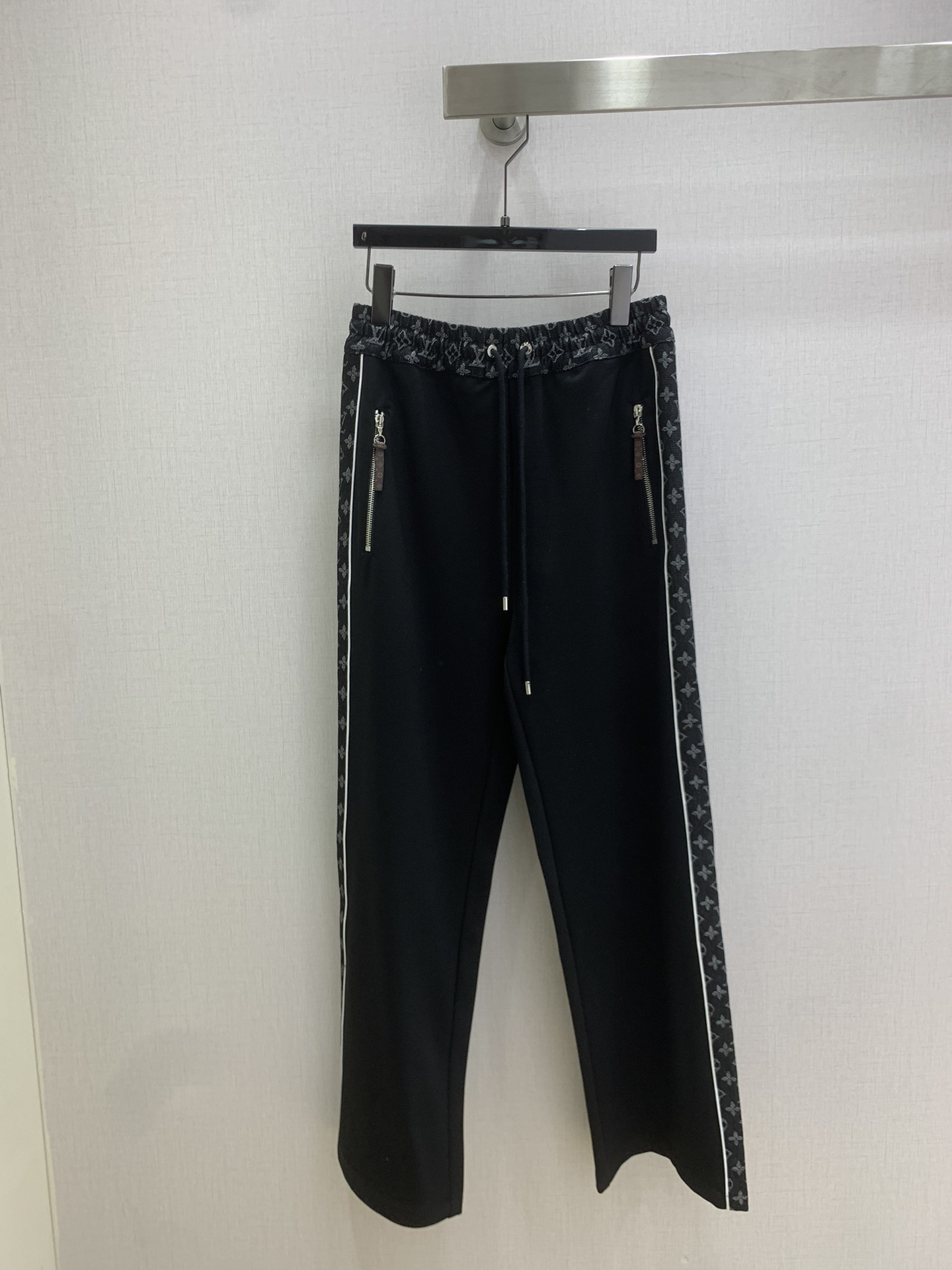 NO:577019,Strong LV* 2025 autumn and winter new style. Lapel splicing printed jacket. Zipper pocket splicing trousers. Separate batches. The jacket can be worn on both sides. The splicing fabric is extremely comfortable. There is no reason to refuse it. A cute style. It is OK to wear for daily commuting, regardless of the occasion. The design is unique. The layering is richer and full of small details. It’s a plus. Two colors. SML code, Louis Vuitton, jackets & coats, alexander  wang19860909强烈的 LV*2025秋冬新款 翻领拼接印花外套拉链口袋拼接长裤 分开批 外套双面可穿 拼接面料 舒适度极强 没有理由可以拒绝它.可A可飒的风格,日常通勤穿什么的都是很OK的,不挑场合的.设计独特 层次感更加丰富,满满小细节太加分了 两个色 SML码,,louis vuitton,jackets & coats,alexander wang,Women's clothing