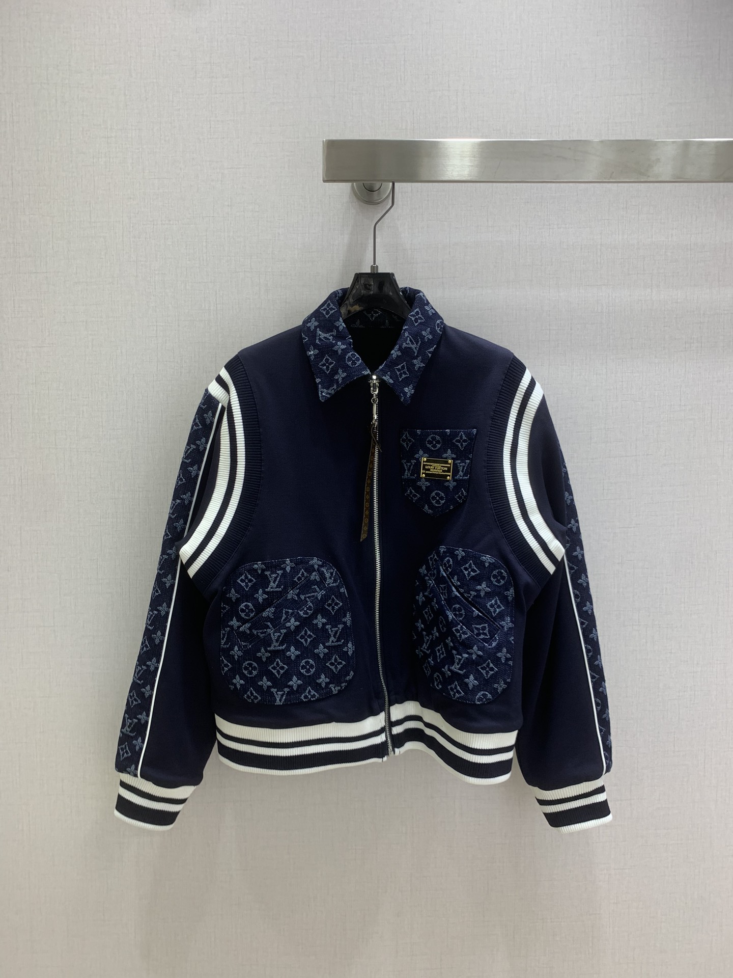 NO:577024,Strong LV*2025 autumn and winter new style. Lapel splicing printed jacket. Zipper pocket splicing trousers. Separate batches. The jacket can be worn on both sides. The splicing fabric is extremely comfortable. There is no reason to refuse it. It has a cool style. It is OK to wear for daily commuting, regardless of the occasion. The design is unique. The layering is richer and full of small details. It’s a plus. Two colors. SML code. Outside, Louis Vuitton, jackets &  coats,alexander wang19860909强烈的 LV*2025秋冬新款 翻领拼接印花外套拉链口袋拼接长裤 分开批 外套双面可穿 拼接面料 舒适度极强 没有理由可以拒绝它.可A可飒的风格,日常通勤穿什么的都是很OK的,不挑场合的.设计独特 层次感更加丰富,满满小细节太加分了 两个色 SML码 外,,louis vuitton,jackets & coats,alexander wang,Women's clothing