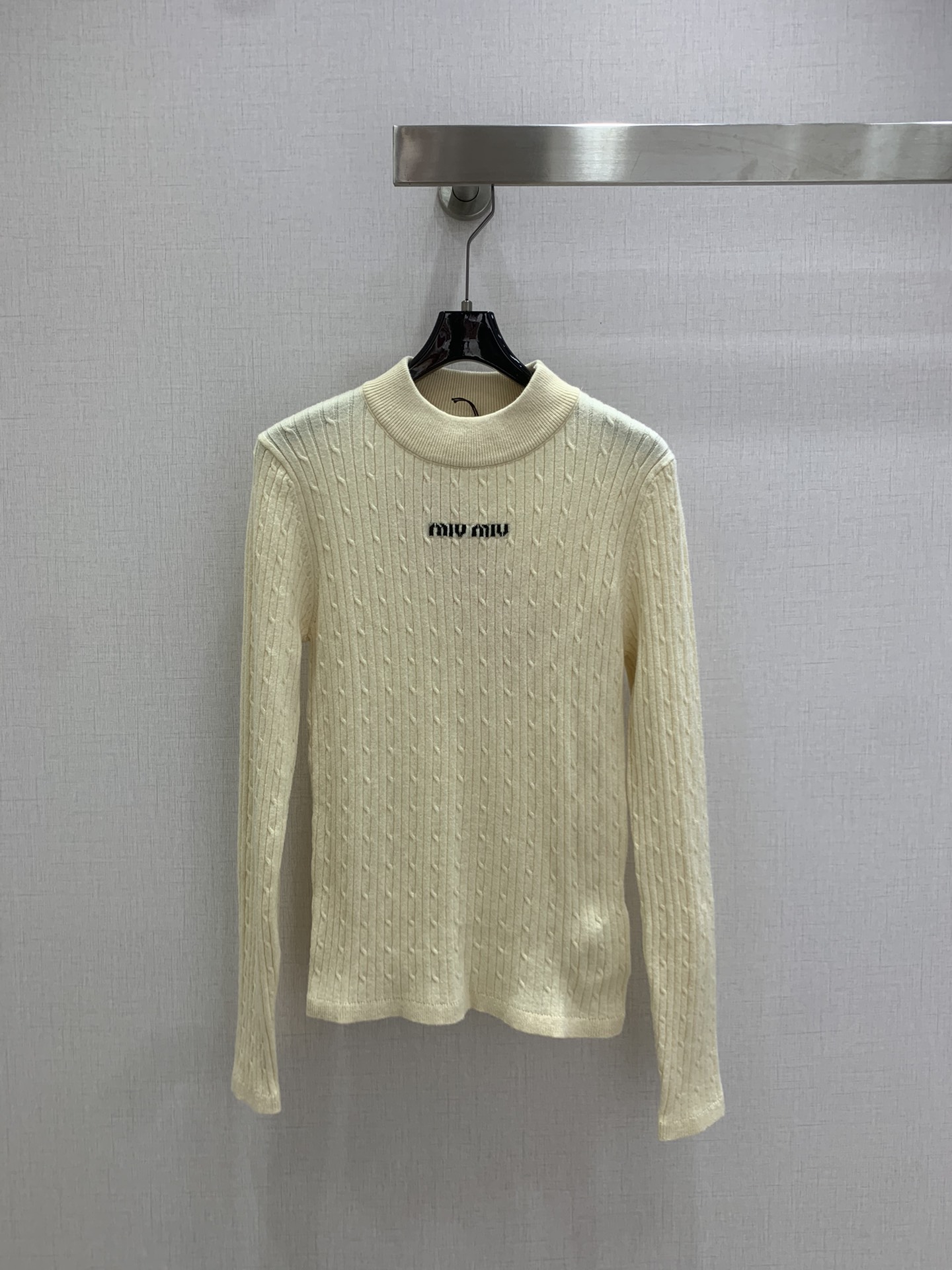 NO:624469,Highly recommended MIU*2025 new autumn and winter wool knitted long-sleeved top, miu embroidery pattern on the chest, classic version, the upper body is slimming!  The original custom-made imported wool yarn has a great texture!  Age-reducing girlish temperament. Elegant and fashionable items!  Bai Fumei must enter!  Two colors SML code high quality ABC,,miumiu,alexander wang19860909强烈推荐 MIU*2025秋冬新款 羊毛针织长袖上衣,胸前miu刺绣图案 经典版型上身巨显瘦！原版定制进口羊毛纱线质感超赞！减龄少女气质.优雅又时髦单品！白富美必入！两个色 SML码 高品质ABC,,miumiu,alexander wang,Women's clothing