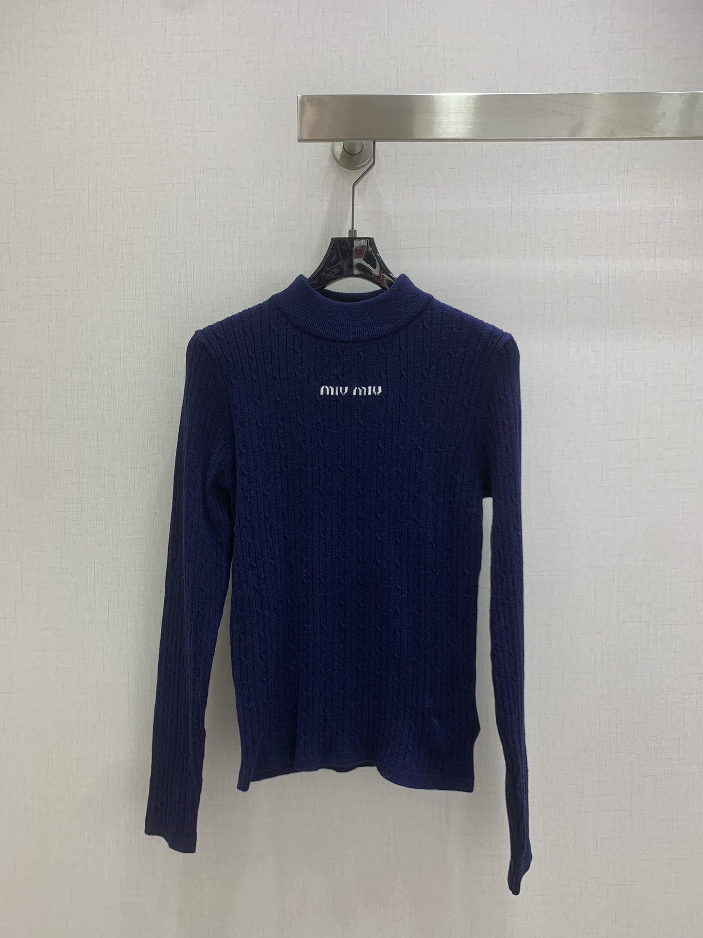 NO:624516,Highly recommended MIU*2025 new autumn and winter wool knitted long-sleeved top, miu embroidery pattern on the chest, classic version, the upper body is slimming!  The original custom-made imported wool yarn has a great texture!  Age-reducing girlish temperament. Elegant and fashionable items!  Bai Fumei must enter!  Two colors SML code high quality ABC,,miumiu,alexander wang19860909强烈推荐 MIU*2025秋冬新款 羊毛针织长袖上衣,胸前miu刺绣图案 经典版型上身巨显瘦！原版定制进口羊毛纱线质感超赞！减龄少女气质.优雅又时髦单品！白富美必入！两个色 SML码 高品质ABC,,miumiu,alexander wang,Women's clothing