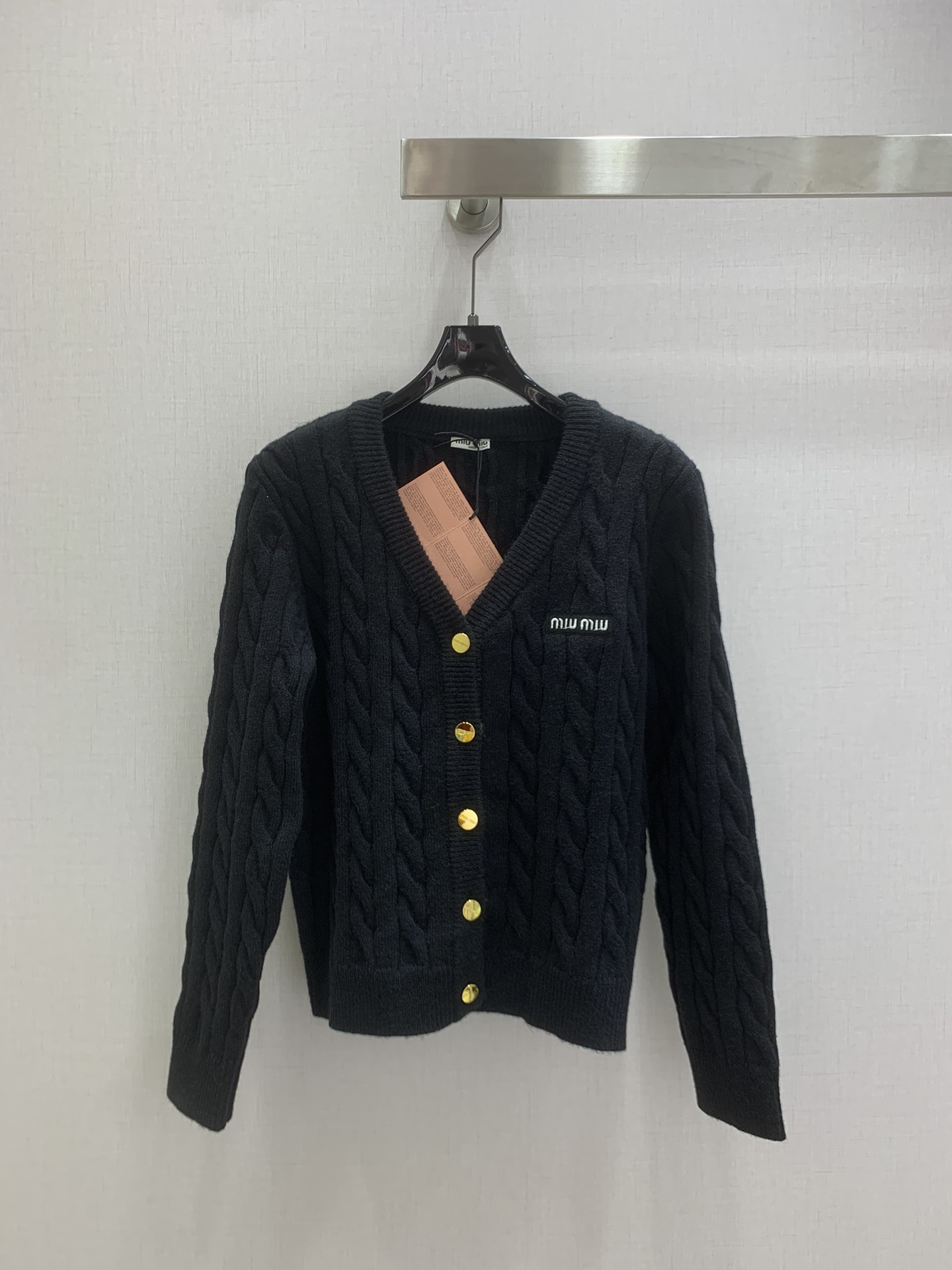 NO:624504,Highly recommended MIU*2025 new autumn and winter wool cable knit cardigan jacket, v-neck single-breasted, custom hardware. Miu embroidery pattern on the chest, classic version, slimming the upper body!  The original custom-made imported wool yarn has a great texture!  Age-reducing girlish temperament. Elegant and fashionable items!  Bai Fumei must enter!  Two colors SML code high quality ABC,,miumiu,jackets & coats,alexander wang19860909强烈推荐 MIU*2025秋冬新款 羊毛绞花针织开衫外套 ,v领单排扣 定制五金.胸前miu刺绣图案 经典版型上身巨显瘦！原版定制进口羊毛纱线质感超赞！减龄少女气质.优雅又时髦单品！白富美必入！两个色 SML码 高品质ABC,,miumiu,jackets & coats,alexander wang,Women's clothing