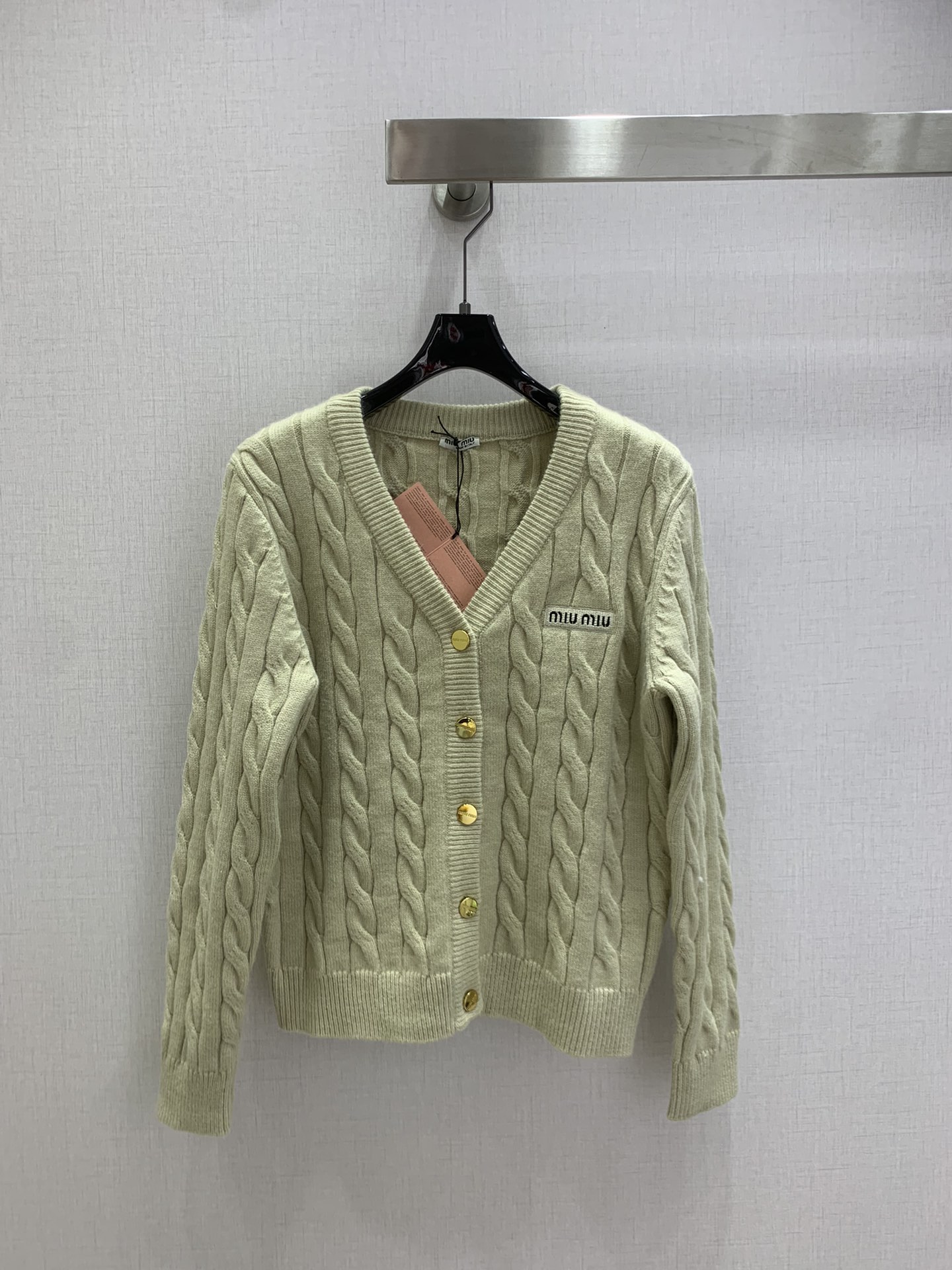 NO:624492,Highly recommended MIU*2025 new autumn and winter wool cable knit cardigan jacket, v-neck single-breasted, custom hardware. Miu embroidery pattern on the chest, classic version, slimming the upper body!  The original custom-made imported wool yarn has a great texture!  Age-reducing girlish temperament. Elegant and fashionable items!  Bai Fumei must enter!  Two colors SML code high quality ABC,,miumiu,jackets & coats,alexander wang19860909强烈推荐 MIU*2025秋冬新款 羊毛绞花针织开衫外套 ,v领单排扣 定制五金.胸前miu刺绣图案 经典版型上身巨显瘦！原版定制进口羊毛纱线质感超赞！减龄少女气质.优雅又时髦单品！白富美必入！两个色 SML码 高品质ABC,,miumiu,jackets & coats,alexander wang,Women's clothing