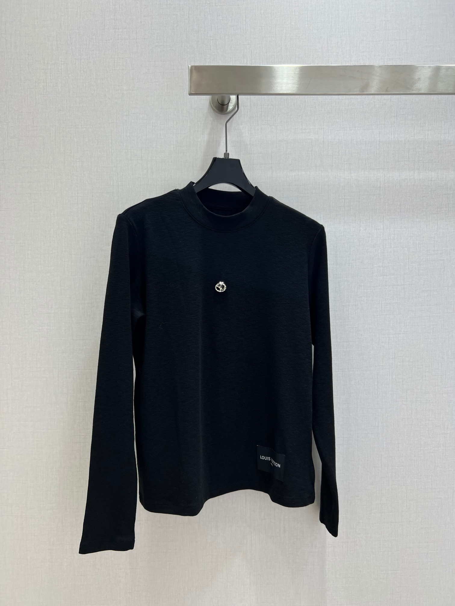 NO:629975,Highly recommended LV*2025 new autumn and winter round neck metal long-sleeved top. It is high-end and elegant. It is soft and stretchy and very comfortable. It has a full sense of high-end wear. Innovative fabrics are light and soft. The actual product is very good!  The tight fit shows off your figure, the upper body is fashionable and versatile, and it looks good when you take off the jacket and wear it underneath!  The workmanship depends on the details, three colors, SML code, high quality ABC, Louis Vuitton, jackets & coats, alexander wang19860909强烈推荐 LV*2025秋冬新款 圆领金属长袖上衣 高级大气 柔软弹力很舒服 满满的穿搭高级感 创新面料 轻盈柔软 实物非常赞！紧身显身材 上身洋气百搭,穿搭好看 脱掉外套里搭也是美美的！做工看细节 三个色 SML码 高品质ABC,,louis vuitton,jackets & coats,alexander wang,Women's clothing