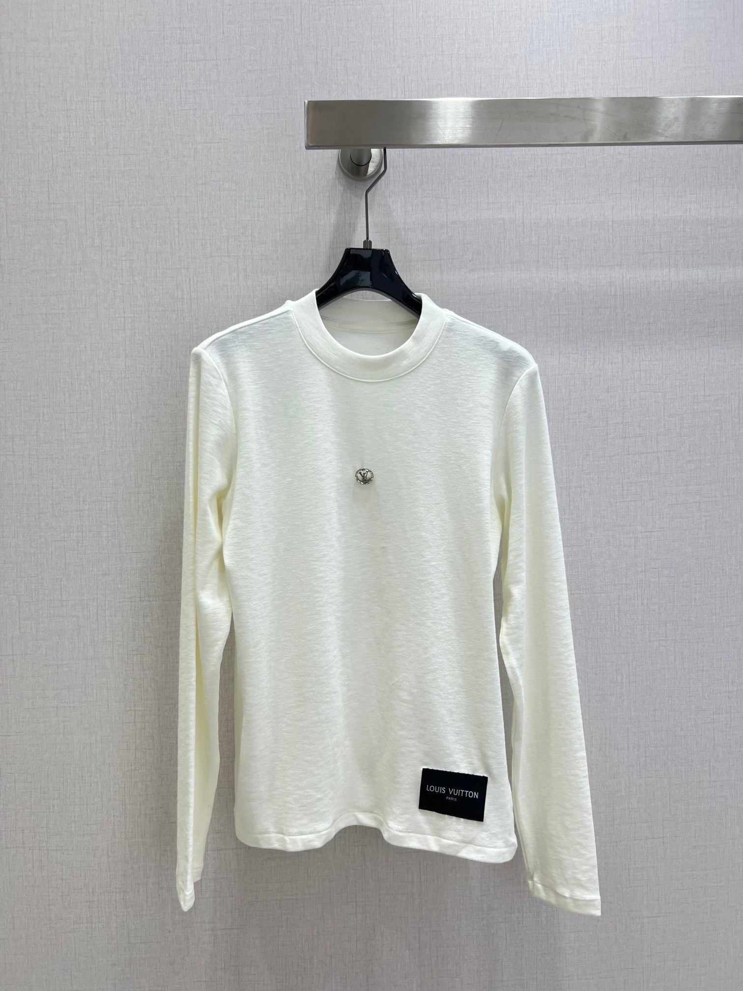 NO:629967,Highly recommended LV*2025 new autumn and winter round neck metal long-sleeved top. It is high-end and elegant. It is soft and stretchy and very comfortable. It has a full sense of high-end wear. Innovative fabrics are light and soft. The actual product is very good!  The tight fit shows off your figure, the upper body is fashionable and versatile, and it looks good when you take off the jacket and wear it underneath!  The workmanship depends on the details, three colors, SML code, high quality ABC, Louis Vuitton, jackets & coats, alexander wang19860909强烈推荐 LV*2025秋冬新款 圆领金属长袖上衣 高级大气 柔软弹力很舒服 满满的穿搭高级感 创新面料 轻盈柔软 实物非常赞！紧身显身材 上身洋气百搭,穿搭好看 脱掉外套里搭也是美美的！做工看细节 三个色 SML码 高品质ABC,,louis vuitton,jackets & coats,alexander wang,Women's clothing