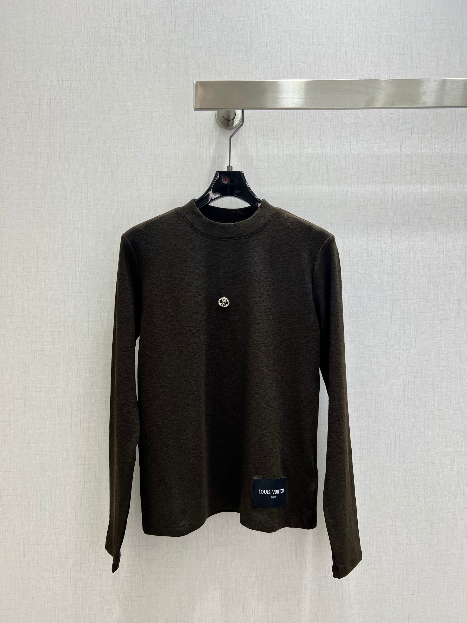 NO:629959,Highly recommended LV*2025 new autumn and winter round neck metal long-sleeved top. It is high-end and elegant. It is soft and stretchy and very comfortable. It has a full sense of high-end wear. Innovative fabrics are light and soft. The actual product is very good!  The tight fit shows off your figure, the upper body is fashionable and versatile, and it looks good when you take off the jacket and wear it underneath!  The workmanship depends on the details, three colors, SML code, high quality ABC, Louis Vuitton, jackets & coats, alexander wang19860909强烈推荐 LV*2025秋冬新款 圆领金属长袖上衣 高级大气 柔软弹力很舒服 满满的穿搭高级感 创新面料 轻盈柔软 实物非常赞！紧身显身材 上身洋气百搭,穿搭好看 脱掉外套里搭也是美美的！做工看细节 三个色 SML码 高品质ABC,,louis vuitton,jackets & coats,alexander wang,Women's clothing