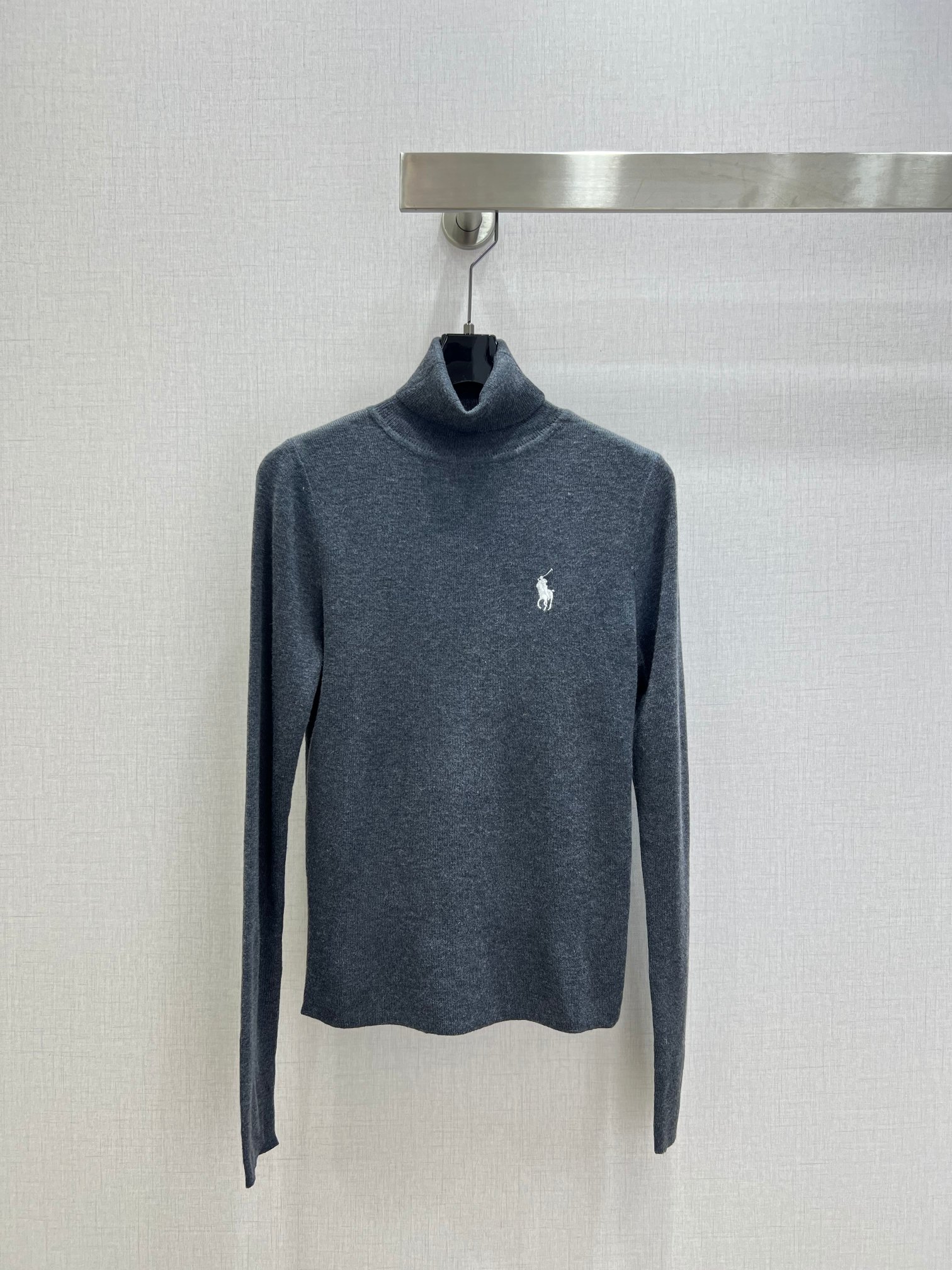 NO:629949,Highly recommended RL* 2025 new autumn and winter high-neck wool embroidered bottoming long-sleeved top. It is high-end and elegant. It is soft and stretchy and very comfortable. It has a full sense of high-end wear. Innovative fabrics are light and soft. The actual product is very good!  The upper body is fashionable and versatile, and looks good when you take off the jacket and wear it underneath!  The workmanship depends on the details, three colors, SML code, high quality ABC, jackets & coats, alexander wang19860909强烈推荐 RL*2025秋冬新款 高领羊毛刺绣打底长袖上衣 高级大气 柔软弹力很舒服 满满的穿搭高级感 创新面料 轻盈柔软 实物非常赞！上身洋气百搭,穿搭好看 脱掉外套里搭也是美美的！做工看细节 三个色 SML码 高品质ABC,,jackets & coats,alexander wang,Women's clothing