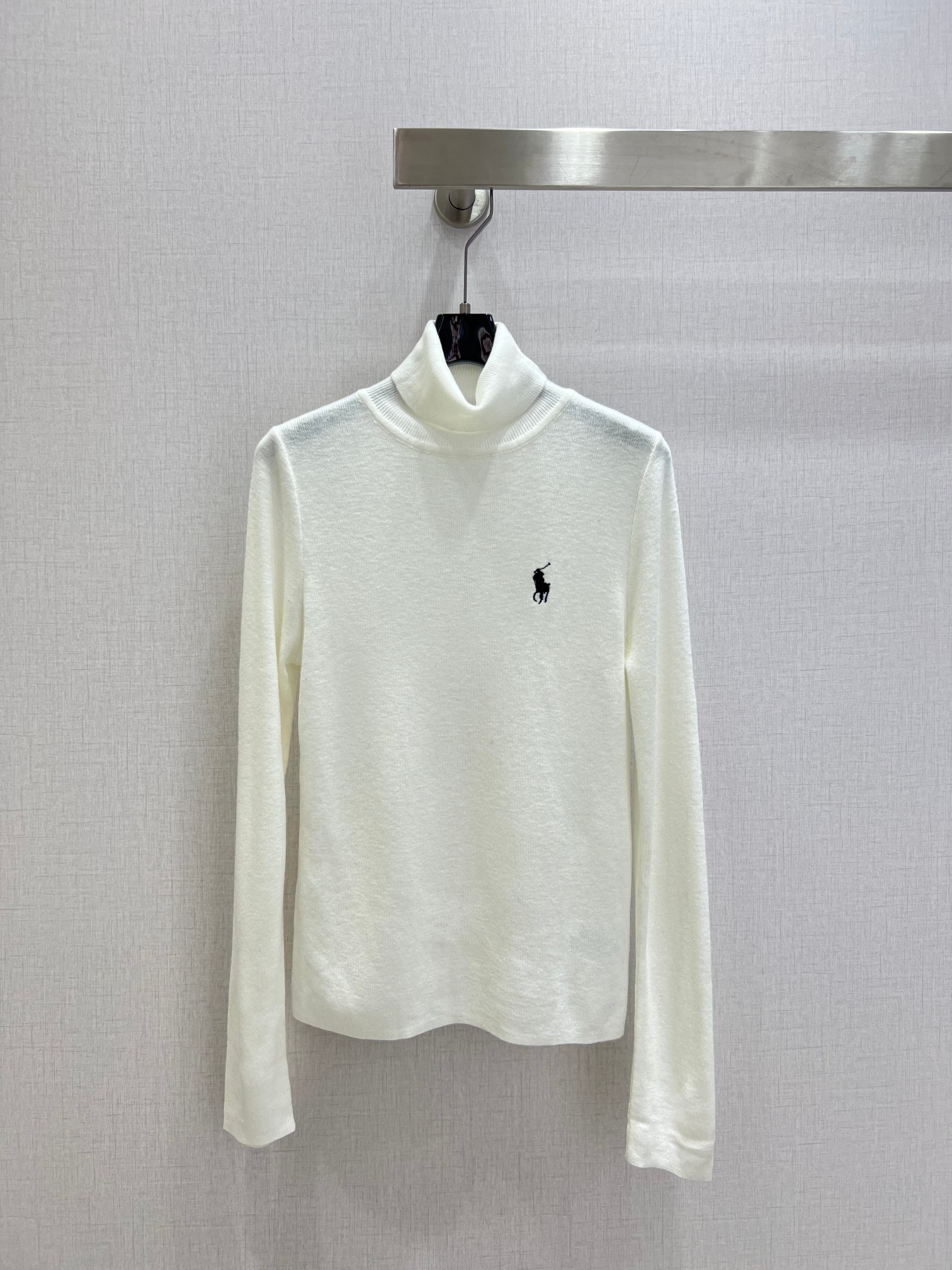 NO:629940,Highly recommended RL* 2025 new autumn and winter high-neck wool embroidered bottoming long-sleeved top. It is high-end and elegant. It is soft and stretchy and very comfortable. It has a full sense of high-end wear. Innovative fabrics are light and soft. The actual product is very good!  The upper body is fashionable and versatile, and looks good when you take off the jacket and wear it underneath!  The workmanship depends on the details, three colors, SML code, high quality ABC, jackets & coats, alexander wang19860909强烈推荐 RL*2025秋冬新款 高领羊毛刺绣打底长袖上衣 高级大气 柔软弹力很舒服 满满的穿搭高级感 创新面料 轻盈柔软 实物非常赞！上身洋气百搭,穿搭好看 脱掉外套里搭也是美美的！做工看细节 三个色 SML码 高品质ABC,,jackets & coats,alexander wang,Women's clothing