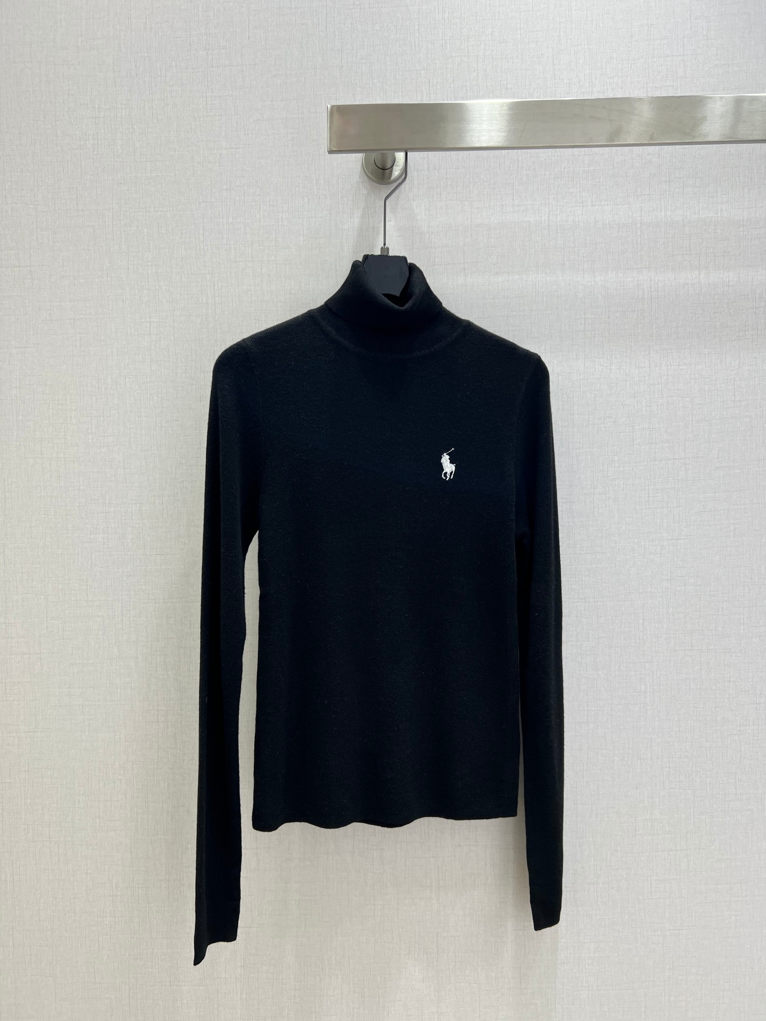 NO:629974,Highly recommended RL* 2025 new autumn and winter high-neck wool embroidered bottoming long-sleeved top. It is high-end and elegant. It is soft and stretchy and very comfortable. It has a full sense of high-end wear. Innovative fabrics are light and soft. The actual product is very good!  The upper body is fashionable and versatile, and looks good when you take off the jacket and wear it underneath!  The workmanship depends on the details, three colors, SML code, high quality ABC, jackets & coats, alexander wang19860909强烈推荐 RL*2025秋冬新款 高领羊毛刺绣打底长袖上衣 高级大气 柔软弹力很舒服 满满的穿搭高级感 创新面料 轻盈柔软 实物非常赞！上身洋气百搭,穿搭好看 脱掉外套里搭也是美美的！做工看细节 三个色 SML码 高品质ABC,,jackets & coats,alexander wang,Women's clothing