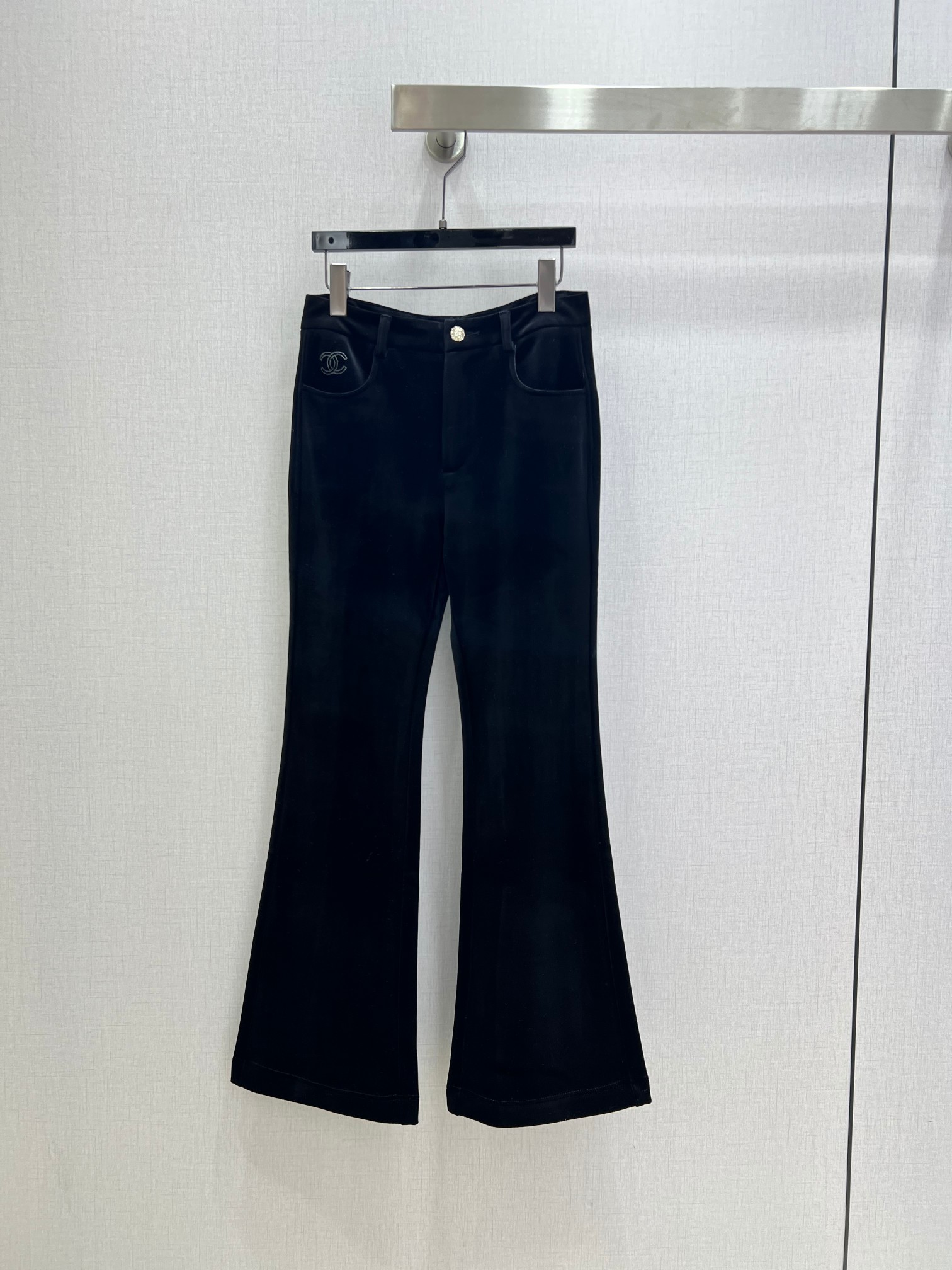 NO:627411,Highly recommended CHA*2025 new autumn and winter velvet embroidered bootcut trousers, fashionable and easy-to-wear walking casual pants, versatile style, advanced customization, comfortable fabrics, casual and easy!  Not only is the color beautiful, the texture is also great!  Retro and fashionable, it can be worn by all body types!  One color SML code high quality AB,,alexander wang19860909强烈推荐 CHA*2025秋冬新款 丝绒刺绣微喇长裤 时髦好穿度爆棚的行走的休闲裤 风格百搭 高级定制 舒适的面料 随性洒脱！不旦颜色美,质感也敲好！复古又时尚 各种身材都可以驾驭！一个色 SML码 高品质AB,,alexander wang,Women's clothing