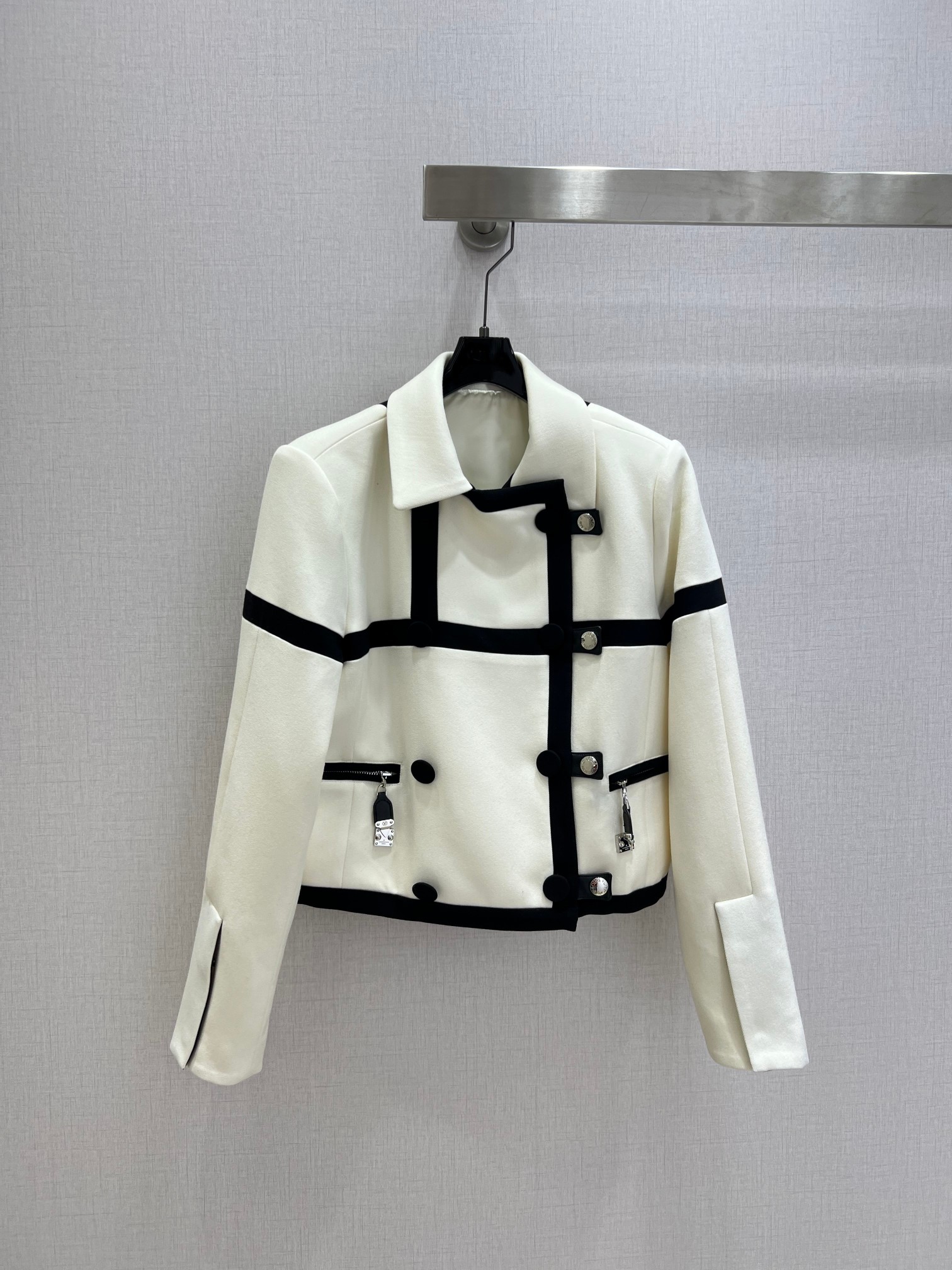 NO:658593,Highly recommended LV*2025 new autumn and winter black and white color matching metallic jacket. Unique design. High-end atmosphere. Soft and stretchy. Very comfortable. Full of high-end sense of wear. Innovative fabric. Light and soft. Really great!  The upper body is fashionable and versatile, and looks good even when you take off the jacket and wear it underneath!  High-quality workmanship depends on the details. One color SMLXL code. High-quality ABC, Louis Vuitton, jackets & coats, alexander wang19860909强烈推荐 LV*2025秋冬新款 黑白拼色金属外套 独特设计 高级大气 柔软弹力很舒服 满满的穿搭高级感 创新面料 轻盈柔软 实物非常赞！上身洋气百搭,穿搭好看 脱掉外套里搭也是美美的！高品质做工看细节 一个色 SMLXL码 高品质ABC,,louis vuitton,jackets & coats,alexander wang,Women's clothing