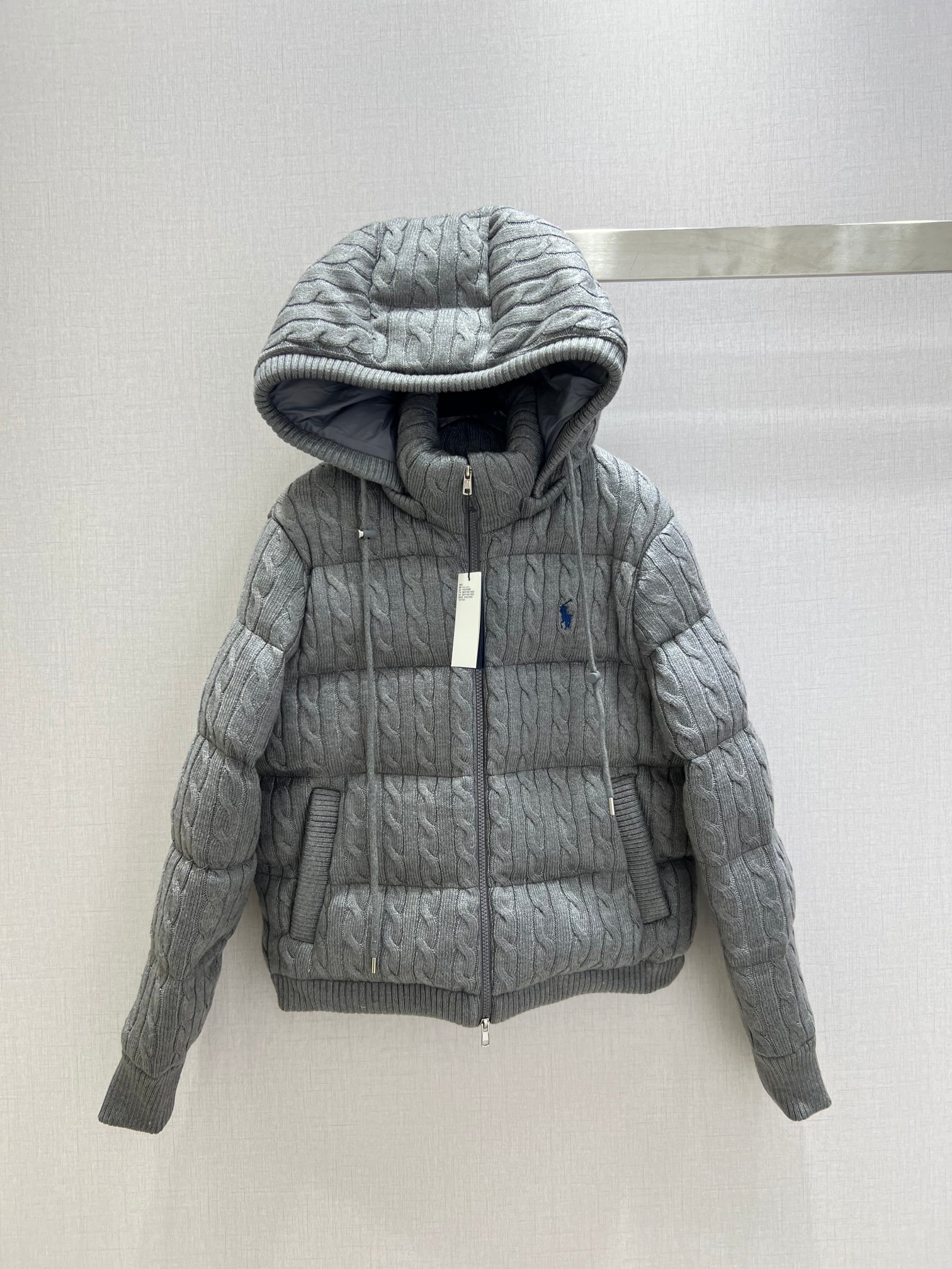 NO:658587,With dust bag, highly recommended RL*2025 new autumn and winter twist texture hooded down jacket [wool down jacket] duck down, national standard 90 down, overall warm effect, unique design, casual and fashionable, perfect embellishment with classic logo, three colors, code 0123, high quality ABC,,jackets & coats,down jacket,hats,alexander wang19860909配防尘袋强烈推荐 RL*2025秋冬新款 麻花纹理连帽羽绒外套【羊毛羽绒服】鸭绒 国标90绒 整体保暖效果拉满,独特设计款 休闲时尚,经典logo完美点缀 三个色 0123码 高品质ABC,,jackets & coats,down jacket,hats,alexander wang,Women's clothing