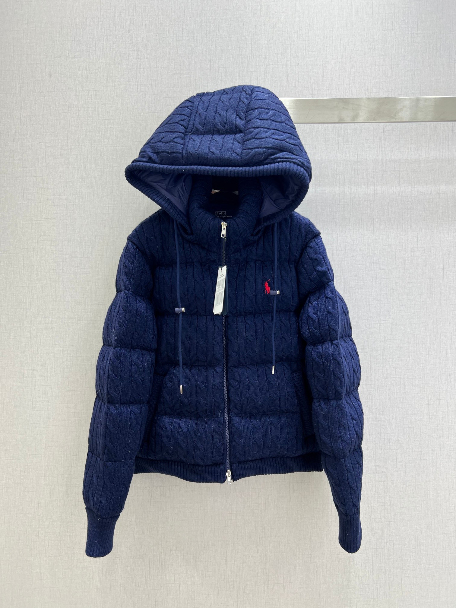 NO:658581,With dust bag, highly recommended RL*2025 new autumn and winter twist texture hooded down jacket [wool down jacket] duck down, national standard 90 down, overall warm effect, unique design, casual and fashionable, perfect embellishment with classic logo, three colors, code 0123, high quality ABC,,jackets & coats,down jacket,hats,alexander wang19860909配防尘袋强烈推荐 RL*2025秋冬新款 麻花纹理连帽羽绒外套【羊毛羽绒服】鸭绒 国标90绒 整体保暖效果拉满,独特设计款 休闲时尚,经典logo完美点缀 三个色 0123码 高品质ABC,,jackets & coats,down jacket,hats,alexander wang,Women's clothing