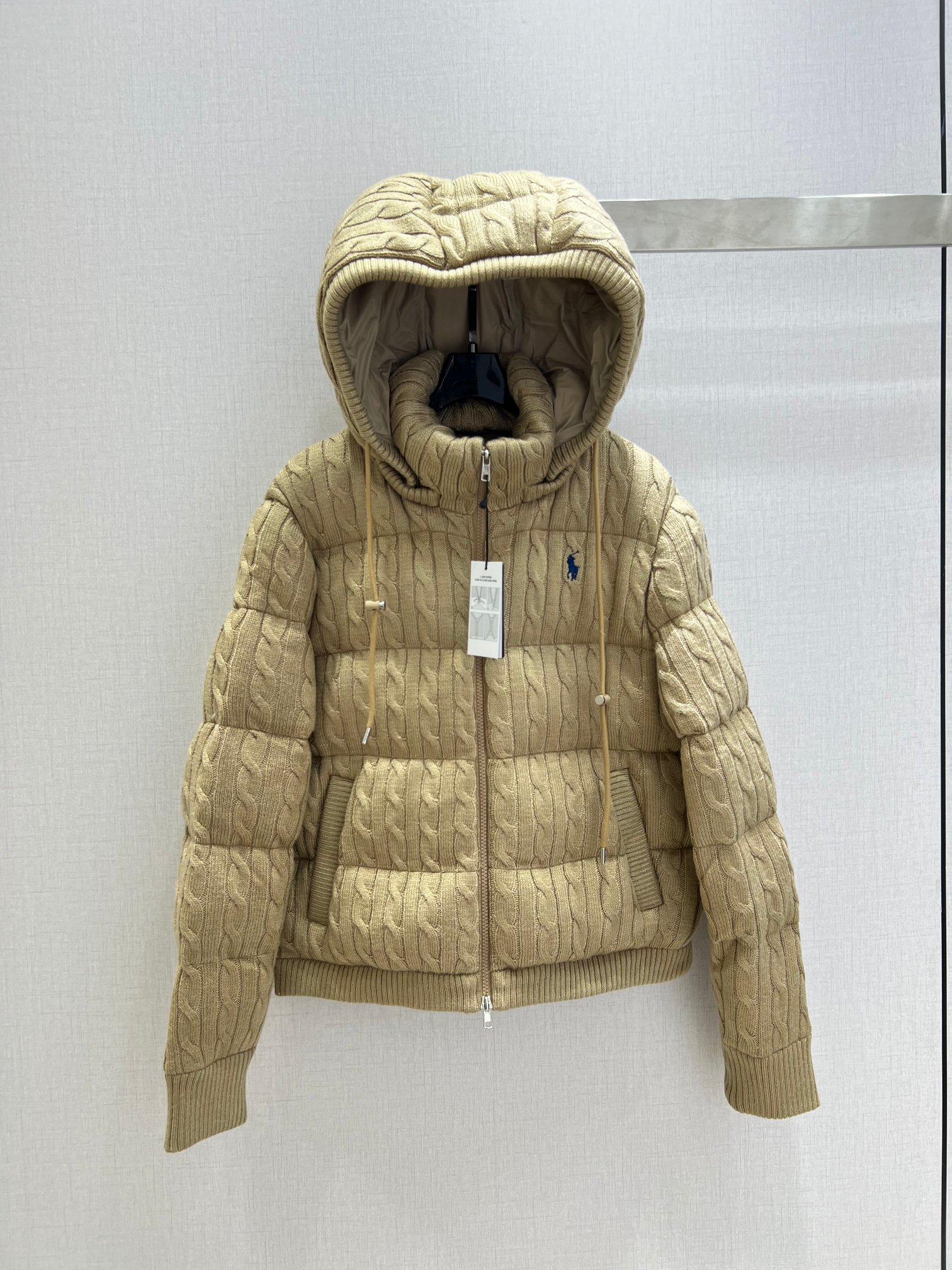 NO:658575,With dust bag, highly recommended RL*2025 new autumn and winter twist texture hooded down jacket [wool down jacket] duck down, national standard 90 down, overall warm effect, unique design, casual and fashionable, perfect embellishment with classic logo, three colors, code 0123, high quality ABC,,jackets & coats,down jacket,hats,alexander wang19860909配防尘袋强烈推荐 RL*2025秋冬新款 麻花纹理连帽羽绒外套【羊毛羽绒服】鸭绒 国标90绒 整体保暖效果拉满,独特设计款 休闲时尚,经典logo完美点缀 三个色 0123码 高品质ABC,,jackets & coats,down jacket,hats,alexander wang,Women's clothing