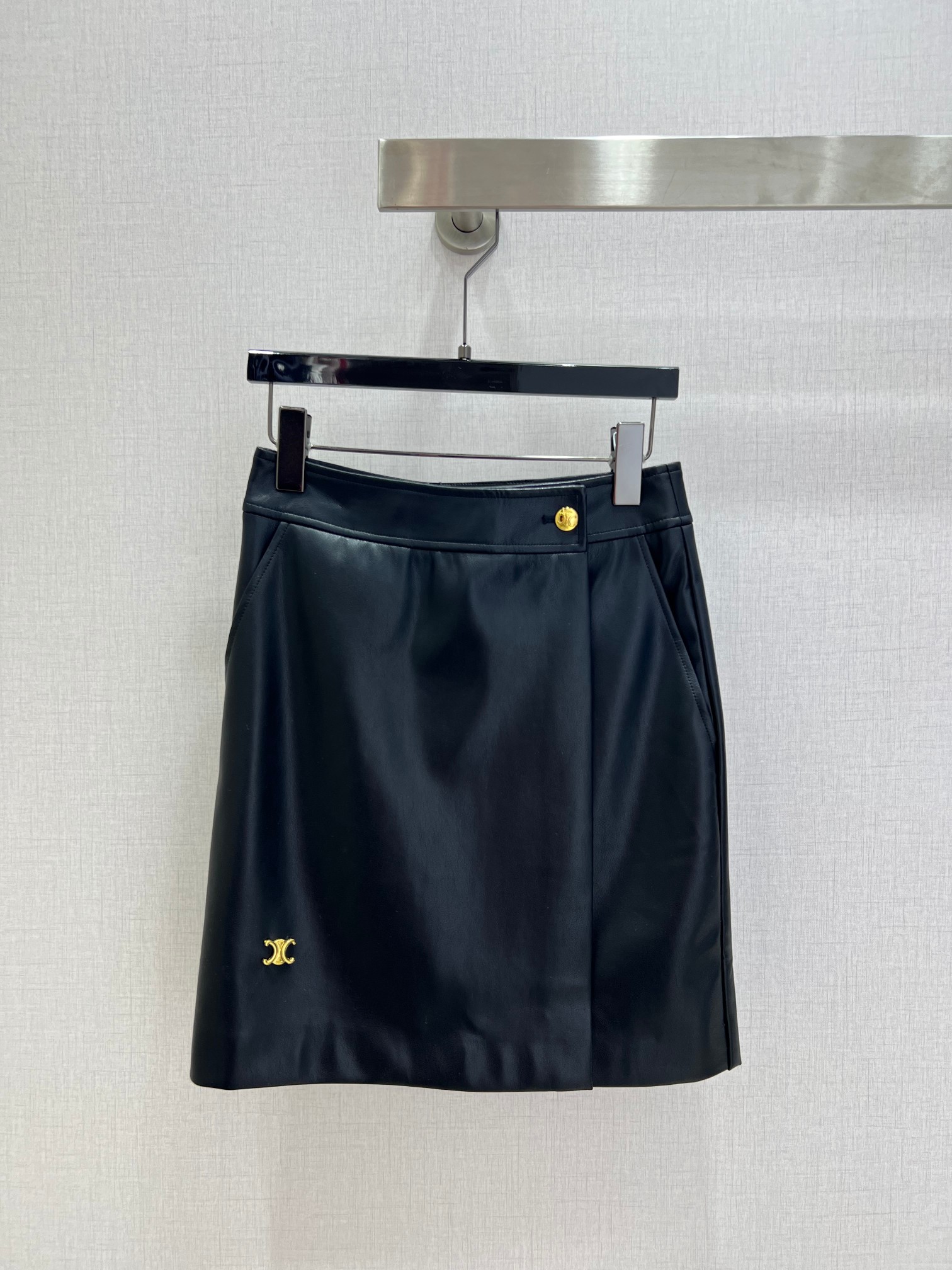 NO:658598,Highly recommended CEL*2025 new autumn and winter metal leather skirt PU leather fashionable and handsome high-end production!  Very unique taste and personality. Classic style design is simple and elegant. Unique craftsmanship adds a touch of refinement and delicacy. One color SML code. High quality ABC, skirts, alexander wang19860909强烈推荐 CEL*2025秋冬新款 金属皮牌半裙 PU皮 时尚帅气 高版出品！很独特的品味与个性经典款版型设计简洁而优雅 独特的工艺 多了一份精致与细腻 一个色 SML码 高品质ABC,,skirts,alexander wang,Women's clothing