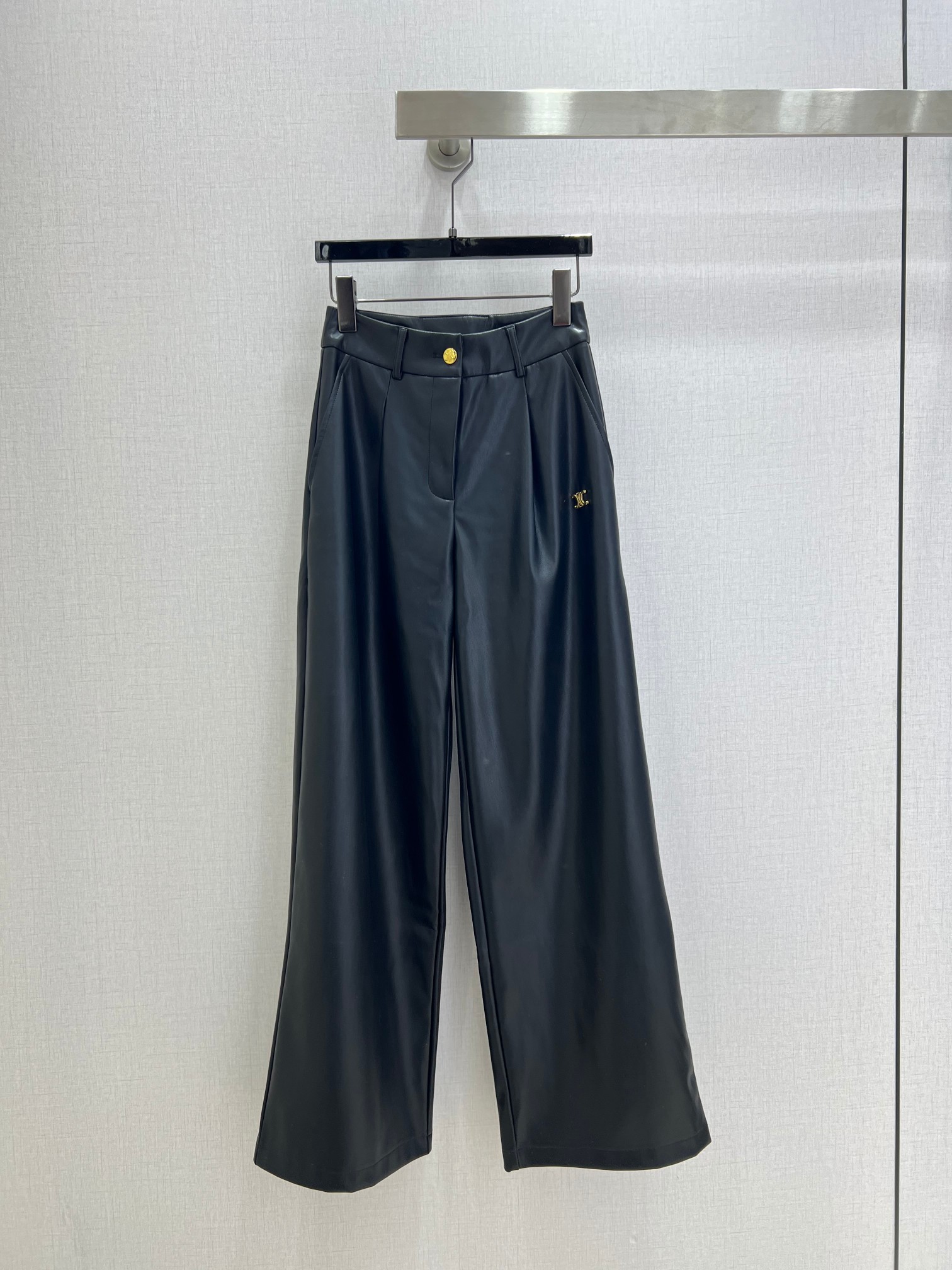 NO:658580,Highly recommended CEL*2025 new autumn and winter metal pleated trousers PU leather fashionable and handsome high-end production!  Very unique taste and personality. Classic style design is simple and elegant. Unique craftsmanship adds a touch of refinement and delicacy. One color. SML code. High quality ABC, alexander wang.19860909强烈推荐 CEL*2025秋冬新款 金属压褶长裤 PU皮 时尚帅气 高版出品！很独特的品味与个性经典款版型设计简洁而优雅 独特的工艺 多了一份精致与细腻 一个色 SML码 高品质ABC,,alexander wang,Women's clothing