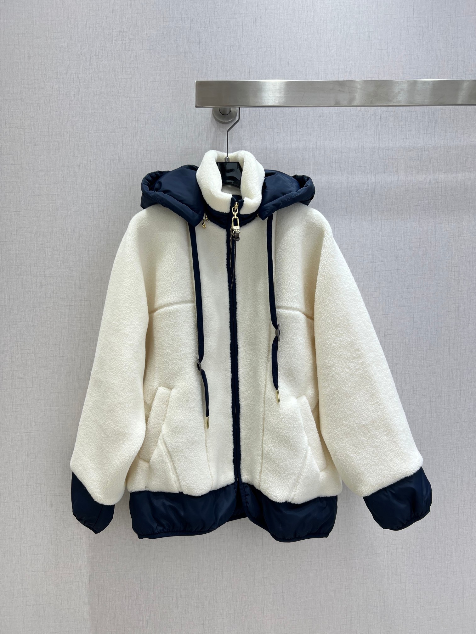 NO:658586,Highly recommended LV*2025 new autumn and winter artificial lamb wool hooded jacket, fashionable, low-key, luxurious and high-end!  The styles are versatile and not picky, customized technical fabrics, workmanship quality depends on the details. Bai Fumei is a must-have!  Highly recommended. One color SML code, high quality ABC, Louis Vuitton, jackets & coats, hats, alexander wang19860909强烈推荐 LV*2025秋冬新款 人造羊羔毛连帽外套 时髦低调气质又奢华高级！版型百搭不挑人,定制科技面料 做工品质看细节.白富美必入！强烈推荐.一个色 SML码 高品质ABC,,louis vuitton,jackets & coats,hats,alexander wang,Women's clothing