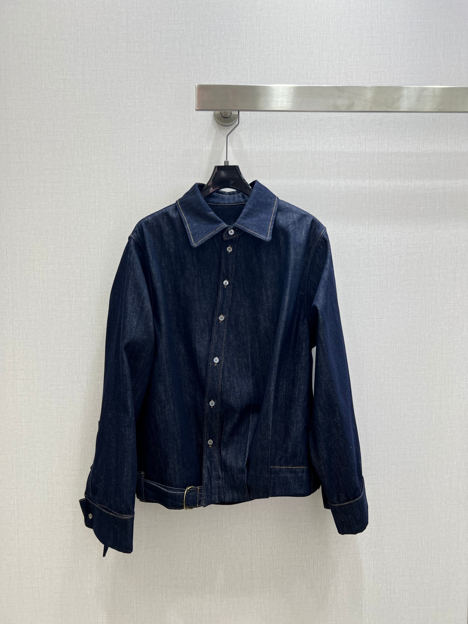 NO:665886,Highly recommended LOE* 2025 new autumn and winter style. Irregular buttoned long-sleeved shirt with belt and denim straight trousers. Separate batches. High-end production ~ super fashionable new denim denim. The upper body is cool and sassy with fermentation-washed personalized color. It is made of customized high-quality twill cotton washed denim fabric. The texture is fine and the cotton feels natural. It is muscular yet soft. The fermentation-washed color is not a picky classic color. It is super beautiful!  The details and workmanship are super good. New products are in stock, available for grabs. Two colors with SML code. High quality jackets, loewe, jackets & coats, shirts,  19860909强烈推荐 LOE*2025秋冬新款 不规则纽扣长袖衬衫腰带牛仔直筒长裤 分开批 高版出品~超时髦新款丹宁牛仔 酵洗个性色调上身又酷又飒爽 采用定制高品质斜纹棉质水洗牛仔面料,纹理细腻,棉感自然,既有筋骨感又不失柔软,酵洗色不挑人的经典色,超级漂亮！细节做工超级好,新品现货开箱开抢 两个色 SML码 高品质外套,,loewe,jackets & coats,shirts, ,Women's clothing