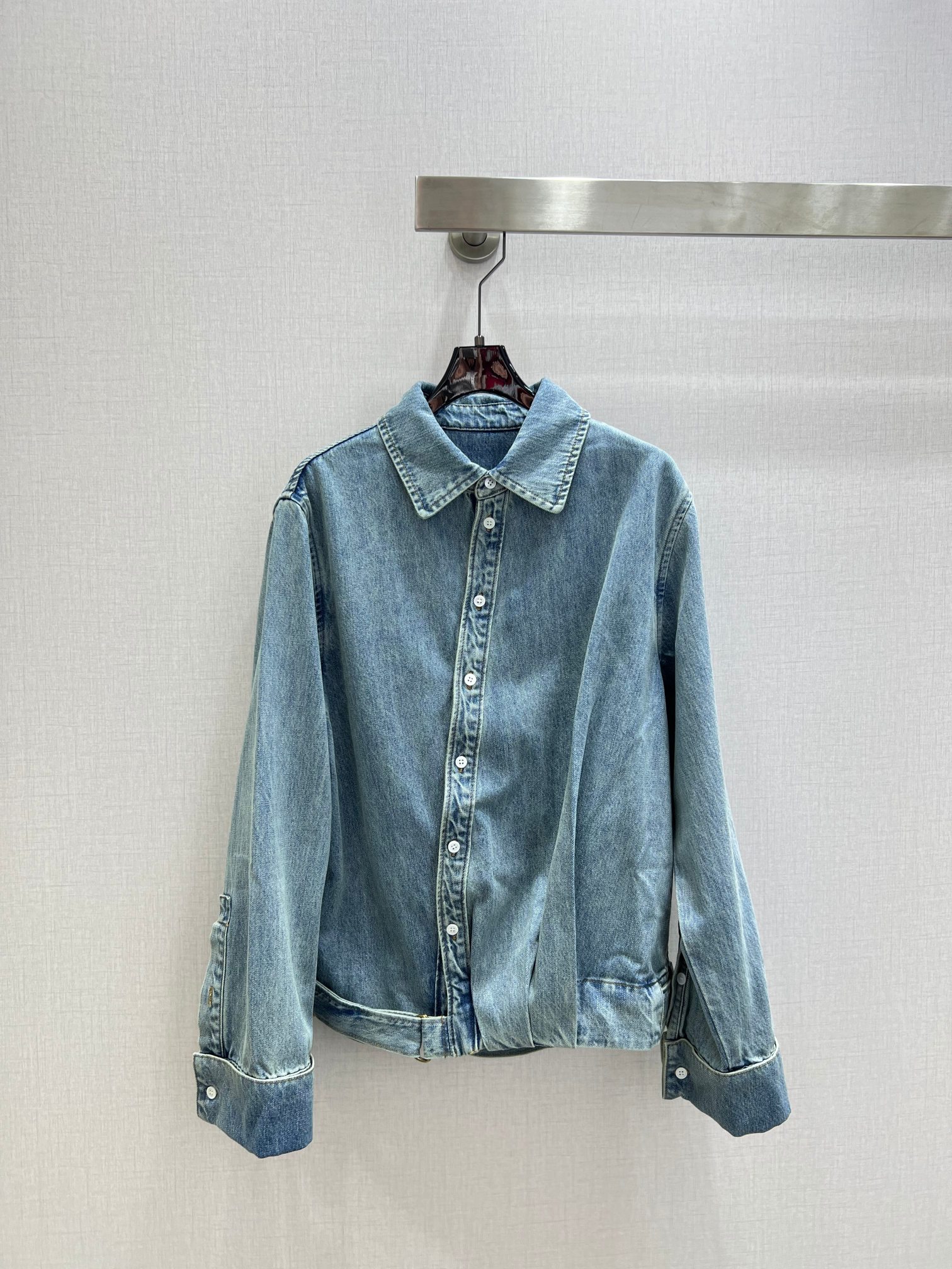 NO:665880,Highly recommended LOE* 2025 new autumn and winter style. Irregular buttoned long-sleeved shirt with belt and denim straight trousers. Separate batches. High-end production ~ super fashionable new denim denim. The upper body is cool and sassy with fermentation-washed personalized color. It is made of customized high-quality twill cotton washed denim fabric. The texture is fine and the cotton feels natural. It is muscular yet soft. The fermentation-washed color is not a picky classic color. It is super beautiful!  The details and workmanship are super good, new products are in stock, available for grabs, two colors SML code, high quality, loewe, shirts,  19860909强烈推荐 LOE*2025秋冬新款 不规则纽扣长袖衬衫腰带牛仔直筒长裤 分开批 高版出品~超时髦新款丹宁牛仔 酵洗个性色调上身又酷又飒爽 采用定制高品质斜纹棉质水洗牛仔面料,纹理细腻,棉感自然,既有筋骨感又不失柔软,酵洗色不挑人的经典色,超级漂亮！细节做工超级好,新品现货开箱开抢 两个色 SML码 高品质外,,loewe,shirts, ,Women's clothing