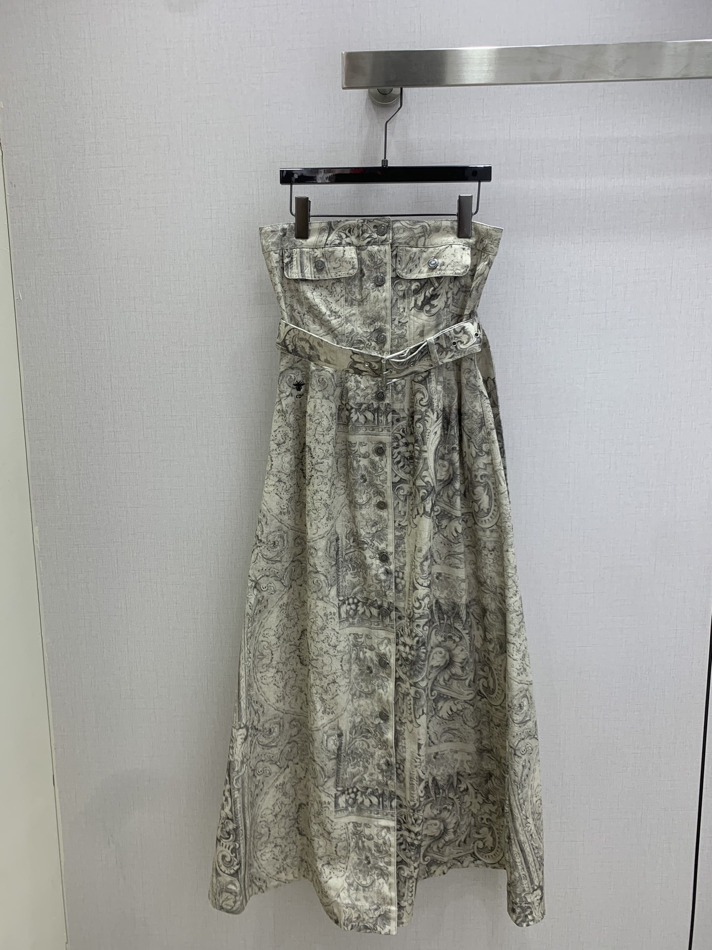 NO:667338,Highly recommended DIO*2025 new autumn and winter printed denim tube top dress. Customized YB twill cotton denim material, high-end texture, full appearance, evenly dyed by washing process, whole body branches, leaves, vines and other natural elements printed, fresh and elegant, flat mouth tube top dress, mid-length umbrella-shaped large skirt, matched with the fabric belt to outline the curves, more showcasing the waist, slender legs, beautiful figure and good proportions, slender and straight body, elegant upper body, suitable for different occasions. One color  SMLXL code high quality ABC,,dior,skirts, 19860909强烈推荐 DIO*2025秋冬新款 印花牛仔抹胸连衣裙 定制YB斜纹棉牛仔材质,质感高级,品相十足,水洗工艺均匀染色,通体枝叶藤蔓等自然元素印花,清新淡雅,平口抹胸连衣裙,中长伞状大裙摆,配合本布腰带勾勒曲线,更显腰细长腿优美身段和好比例,身姿纤细挺拔,上身气质高雅,适配不同场合 一个色 SMLXL码 高品质ABC,,dior,skirts, ,Women's clothing