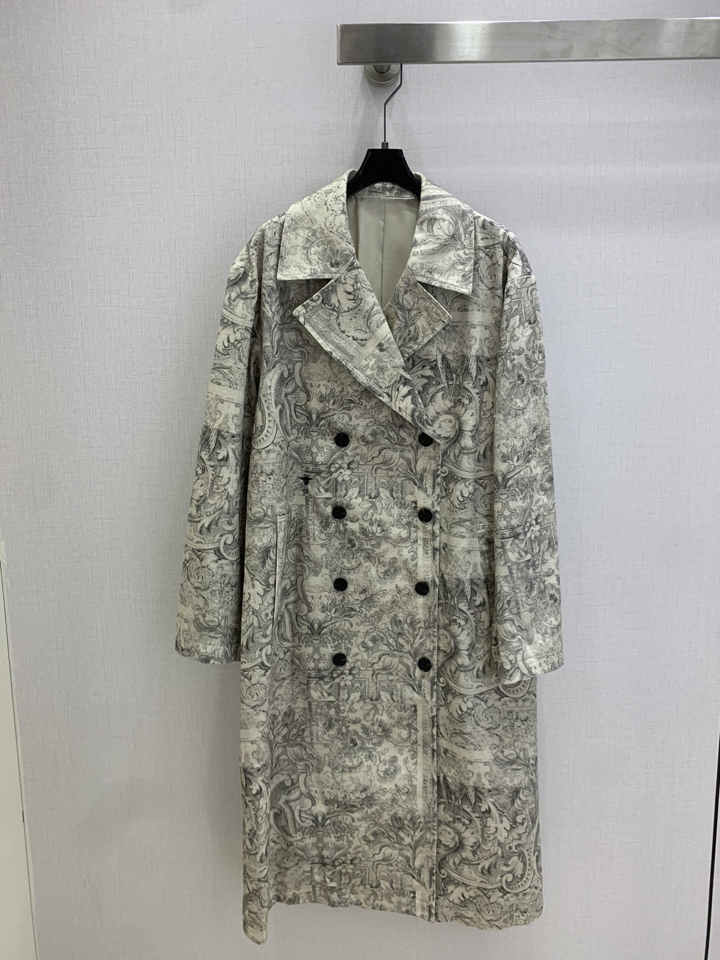 NO:667314,Highly recommended DIO*2025 new autumn and winter printed denim long coat. Customized YB twill cotton denim material, high-end texture, full appearance, evenly dyed by washing process, whole body branches, leaves, vines and other natural elements printed, fresh and elegant, double-breasted coat with flap pockets, with right shoulder design to fit the human body, more slim and straight figure, slit at the back, tolerant of the body shape, strong aura when walking, artistic style, temperament and charm. One color  SMLXL code high quality ABC,,dior,jackets & coats, 19860909强烈推荐 DIO*2025秋冬新款 印花牛仔长款大衣外套 定制YB斜纹棉牛仔材质,质感高级,品相十足,水洗工艺均匀染色,通体枝叶藤蔓等自然元素印花,清新淡雅,翻盖口袋双排扣外套,配合正肩设计贴合人体,更显身姿纤细挺拔,后摆开衩,包容身型,行进间气场强大,艺术格调立显,气质魅力.一个色 SMLXL码 高品质ABC,,dior,jackets & coats, ,Women's clothing