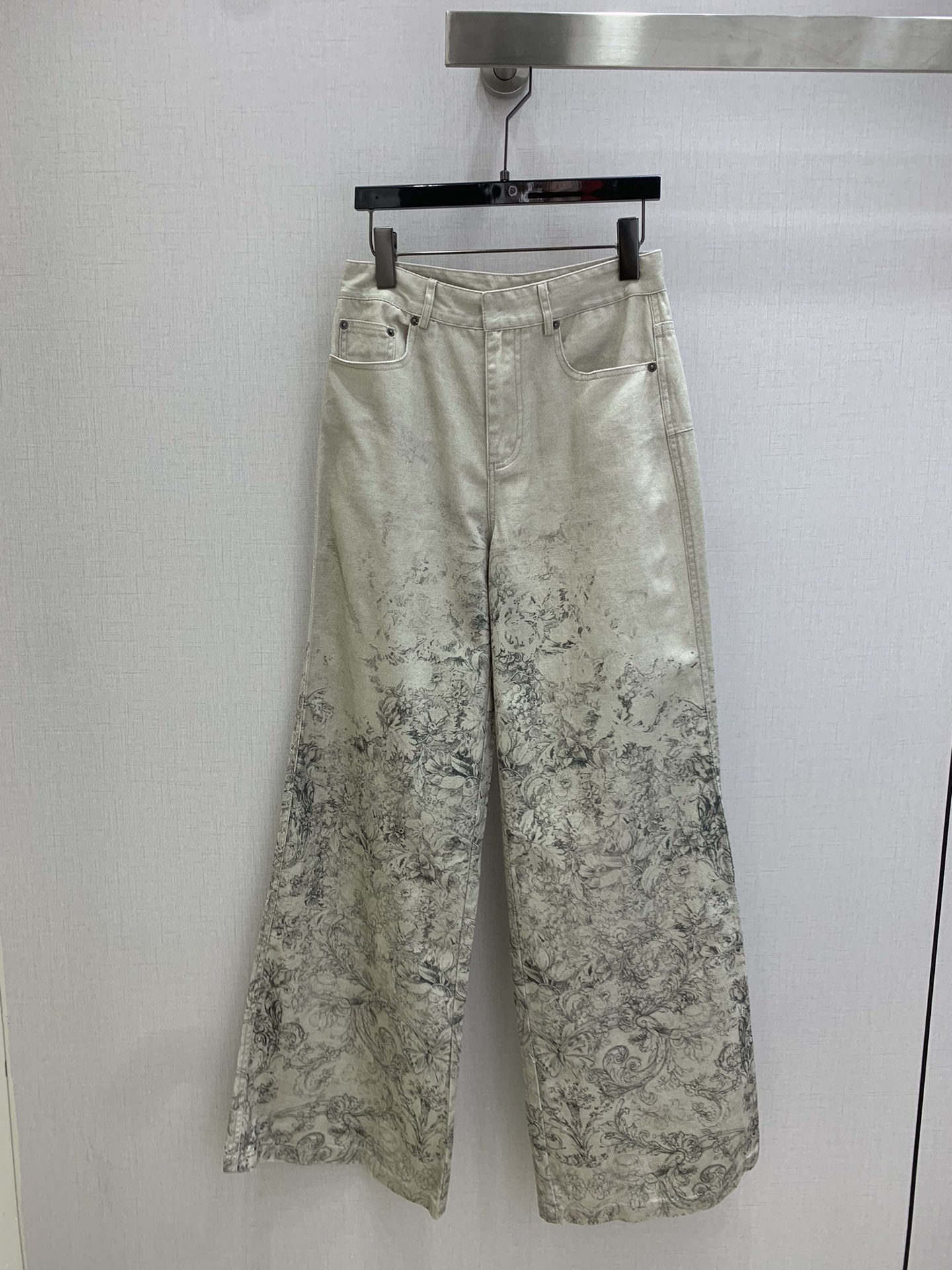 NO:667320,Highly recommended DIO*2025 new autumn and winter printed denim belt jacket printed denim wide-leg trousers separate batches  Customized YB twill cotton denim material, with high-end texture and full appearance. It is evenly dyed by washing process. The whole body is printed with natural elements such as branches, leaves and vines. It is fresh and elegant. The flap pocket jacket is matched with the fabric belt to outline the curves. The shoulder design fits the human body and is more  Showing a slender and straight figure, the bee CD logo is embroidered on the waist. Paired with buttoned high-waisted wide-leg trousers of the same series, the knee-down printing echoes, forming a smudged transition with the plain color. The artistic style is highlighted, coordinated and unified, and the complete set has temperament and charm. One color  SMLXL code high quality, dior, jackets & coats,  19860909强烈推荐 DIO*2025秋冬新款 印花牛仔腰带外套印花牛仔阔腿长裤 分开批 定制YB斜纹棉牛仔材质,质感高级,品相十足,水洗工艺均匀染色,通体枝叶藤蔓等自然元素印花,清新淡雅,翻盖口袋外套配合本布腰带勾勒曲线,正肩设计贴合人体,更显身姿纤细挺拔,腰间刺绣蜜蜂CD徽标装饰,搭配同系列系扣高腰阔腿长裤,膝盖向下印花呼应,与素色形成晕染过渡,艺术格调立显,协调统一,成套穿搭气质魅力.一个色 SMLXL码 高品,,dior,jackets & coats, ,Women's clothing