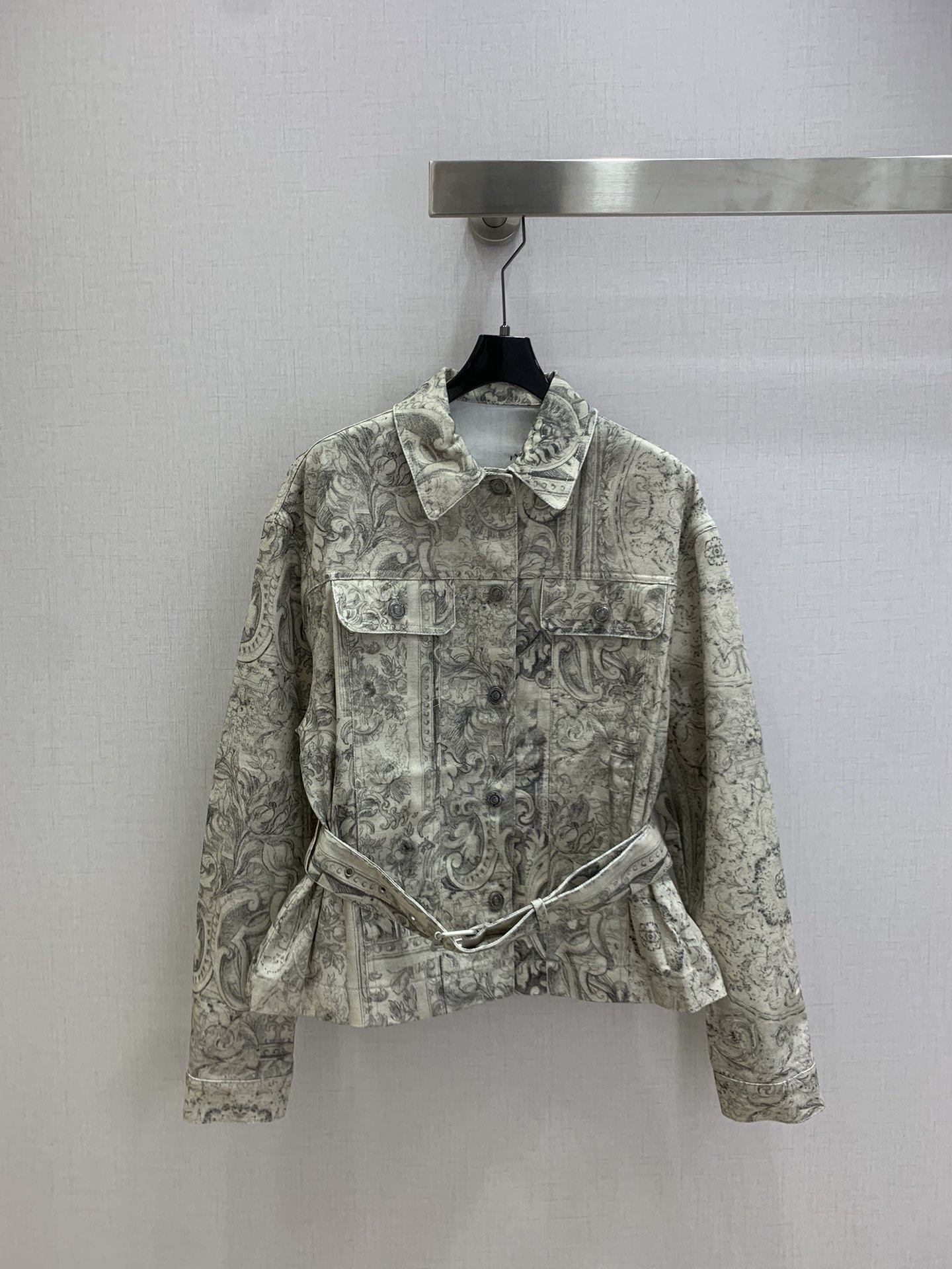 NO:667327,Highly recommended DIO*2025 new autumn and winter printed denim belt jacket printed denim wide-leg trousers separate batches  Customized YB twill cotton denim material, with high-end texture and full appearance. It is evenly dyed by washing process. The whole body is printed with natural elements such as branches, leaves and vines. It is fresh and elegant. The flap pocket jacket is matched with the fabric belt to outline the curves. The shoulder design fits the human body and is more  Showing a slender and straight figure, the bee CD logo is embroidered on the waist. Paired with buttoned high-waisted wide-leg trousers of the same series, the knee-down printing echoes, forming a smudged transition with the plain color. The artistic style is highlighted, coordinated and unified, and the complete set has temperament and charm. One color  SMLXL code high quality outerwear, dior, jackets & coats,  19860909强烈推荐 DIO*2025秋冬新款 印花牛仔腰带外套印花牛仔阔腿长裤 分开批 定制YB斜纹棉牛仔材质,质感高级,品相十足,水洗工艺均匀染色,通体枝叶藤蔓等自然元素印花,清新淡雅,翻盖口袋外套配合本布腰带勾勒曲线,正肩设计贴合人体,更显身姿纤细挺拔,腰间刺绣蜜蜂CD徽标装饰,搭配同系列系扣高腰阔腿长裤,膝盖向下印花呼应,与素色形成晕染过渡,艺术格调立显,协调统一,成套穿搭气质魅力.一个色 SMLXL码 高品质外,,dior,jackets & coats, ,Women's clothing